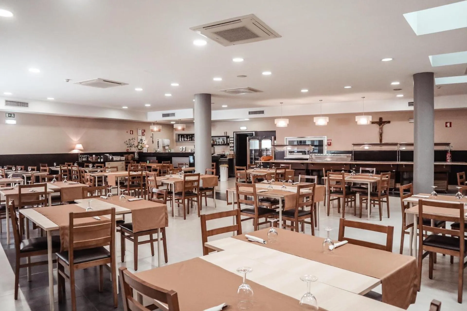 Restaurant/places to eat in Vitoria Hotel