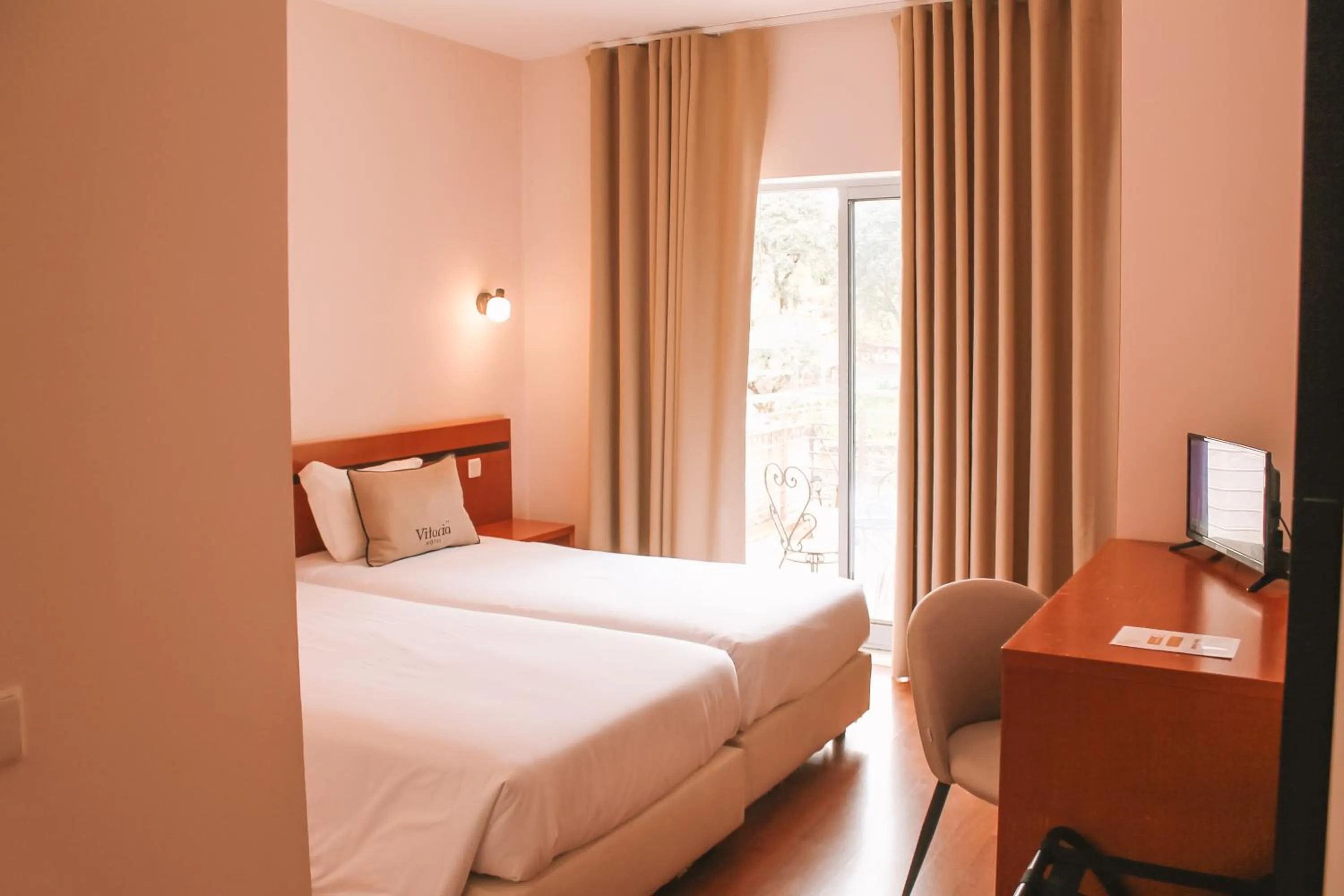 Bedroom, Bed in Vitoria Hotel