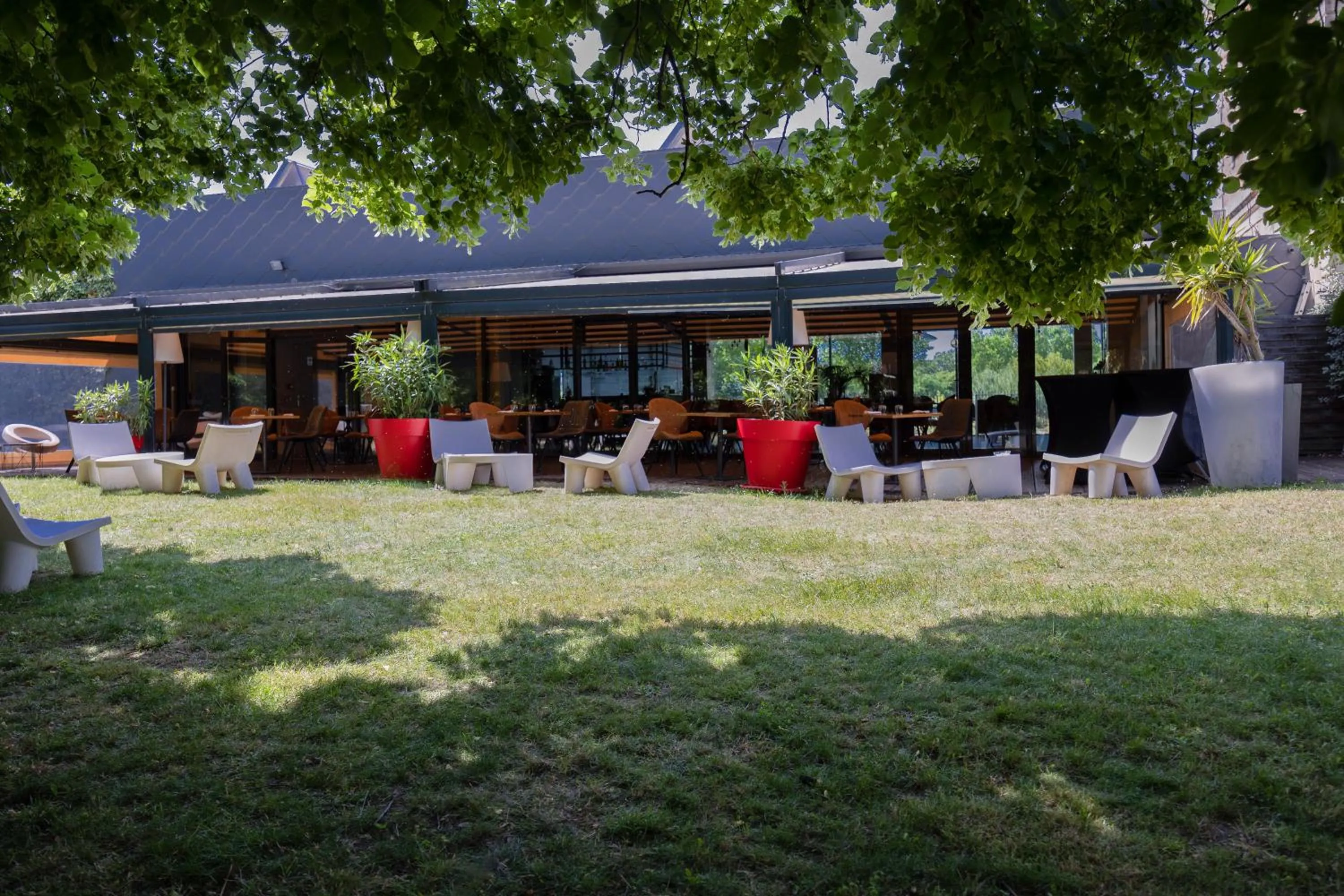 Patio in Hôtel et SPA du Château
