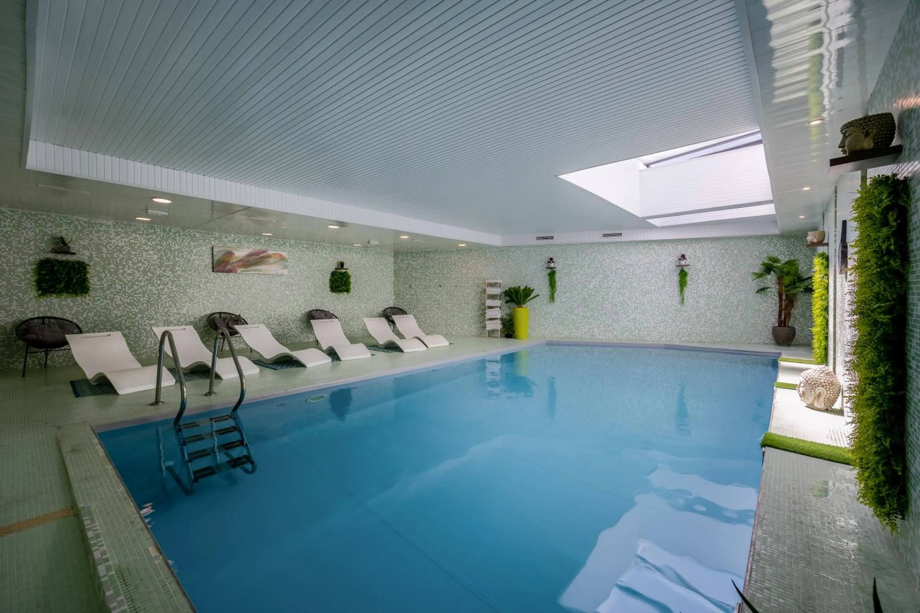 Swimming pool in Hôtel et SPA du Château