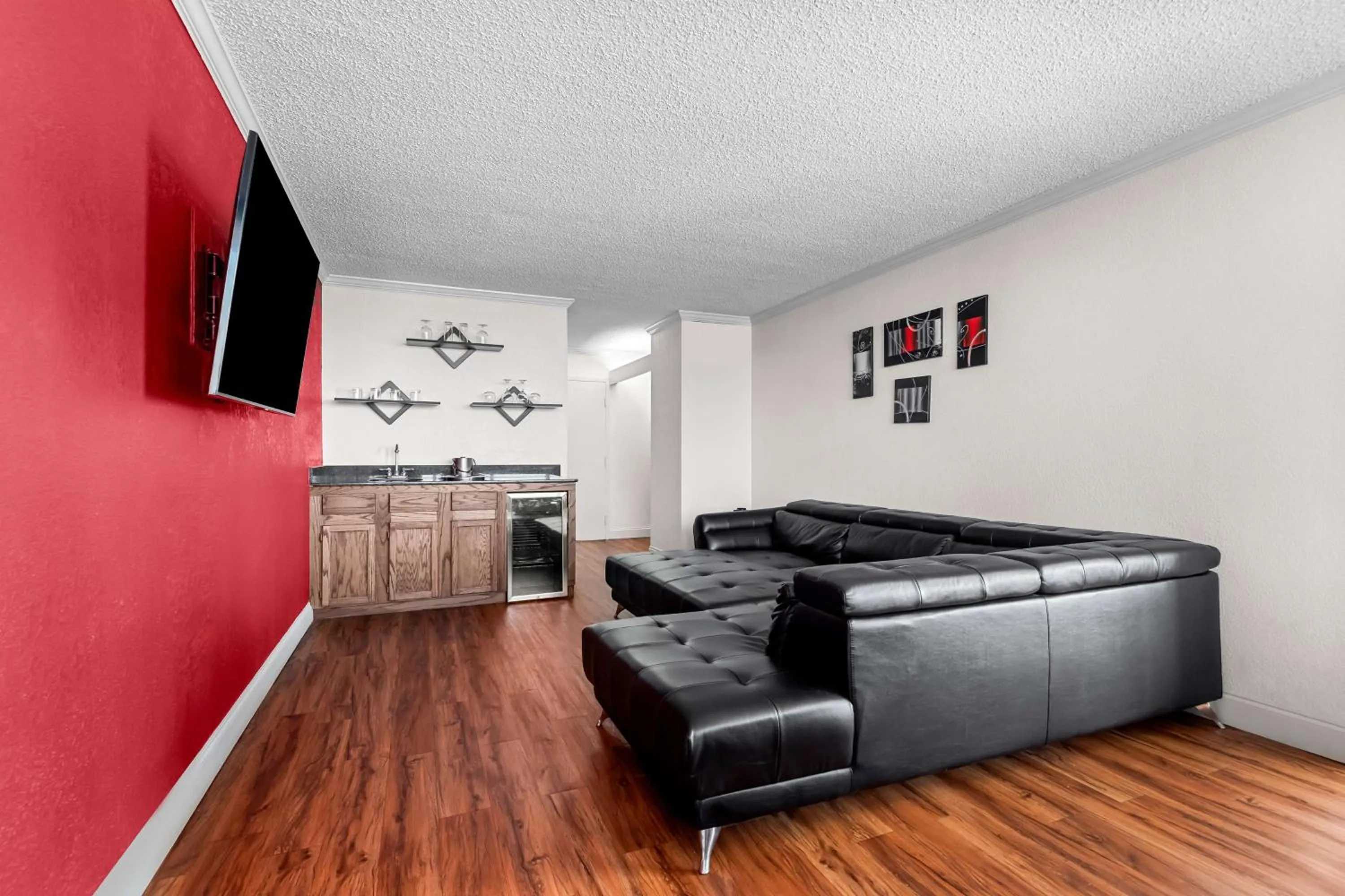 Photo of the whole room in Magnolia Bluffs, BW Signature Collection