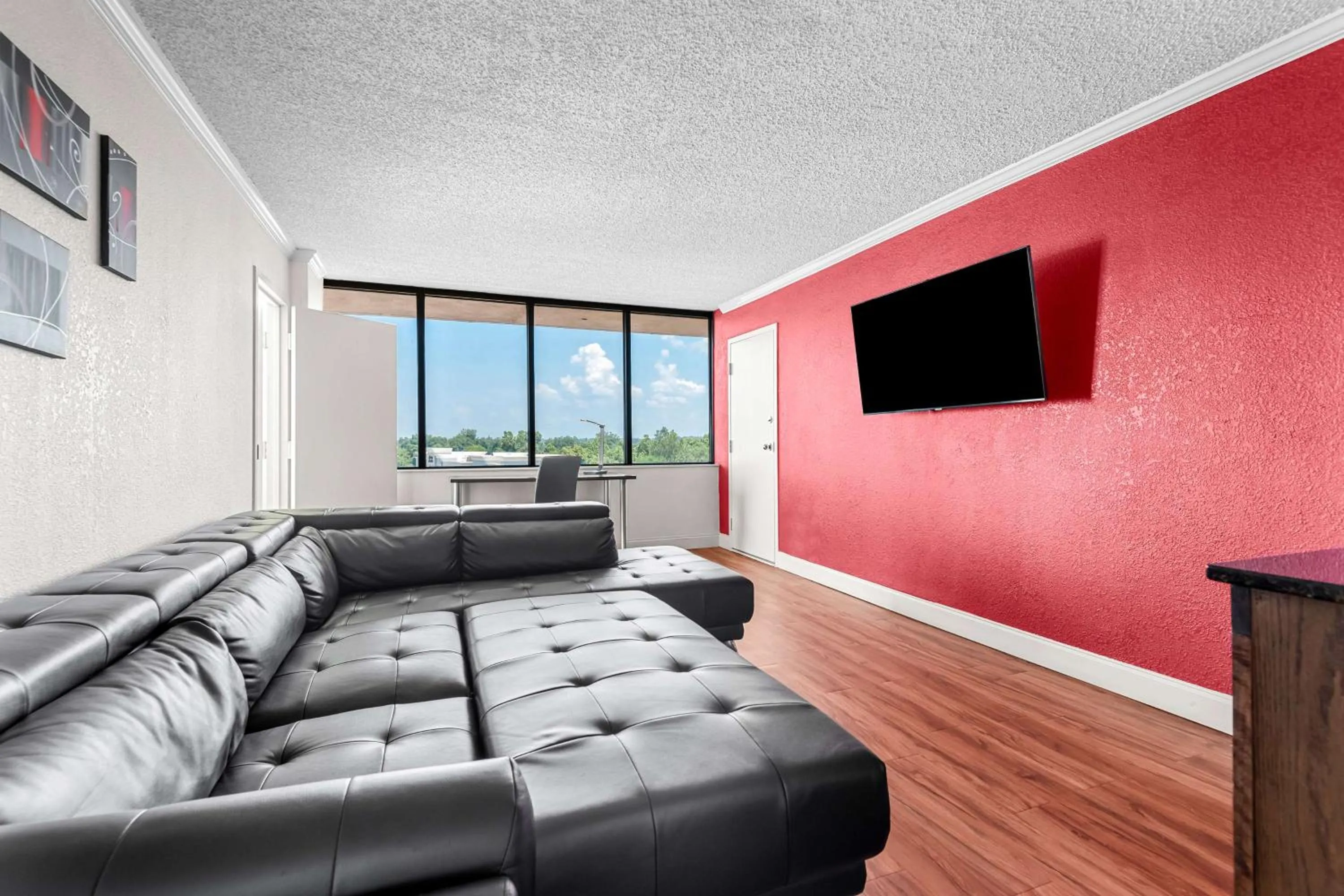 Photo of the whole room in Magnolia Bluffs, BW Signature Collection