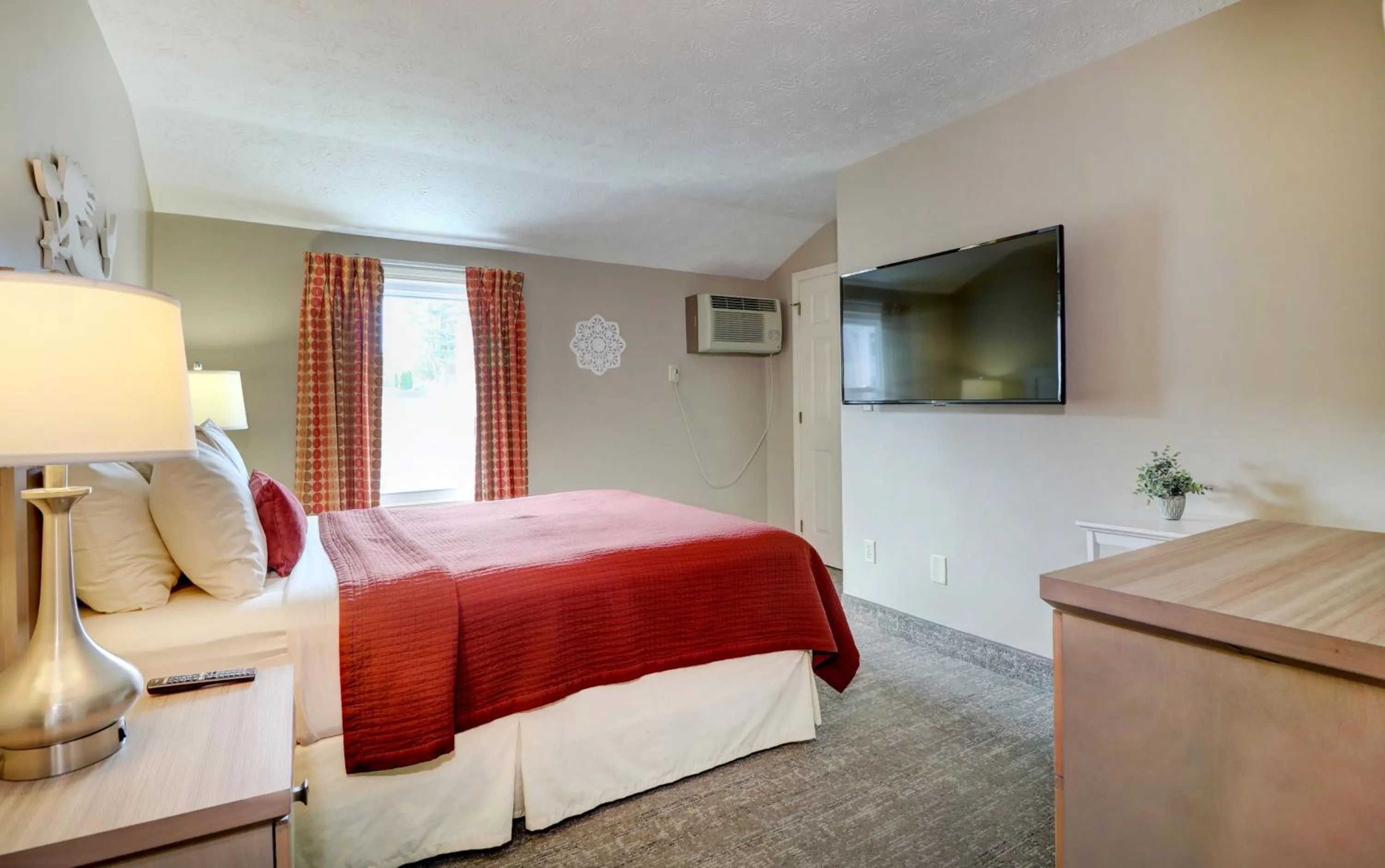 Bedroom, Bed in Misty Harbor Resort