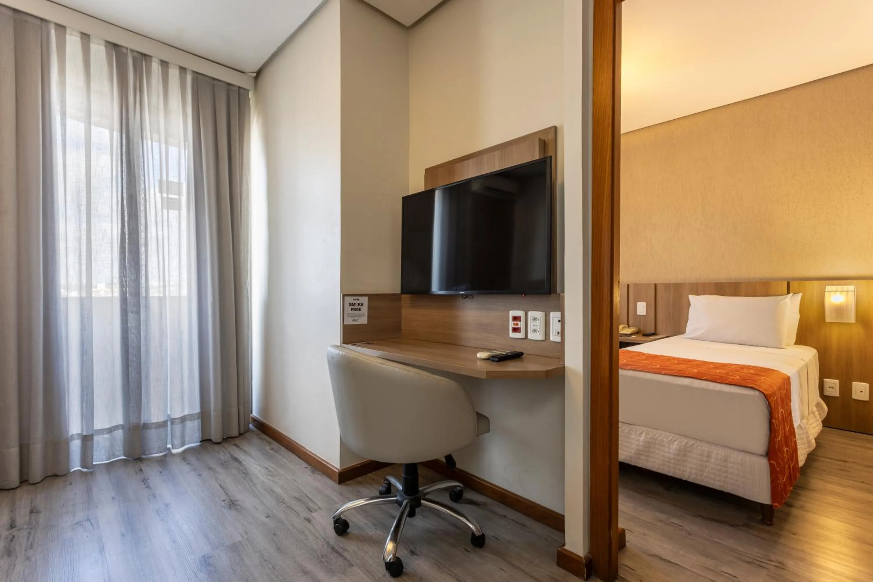 Living room, Bed in Blue Tree Towers Millenium Porto Alegre