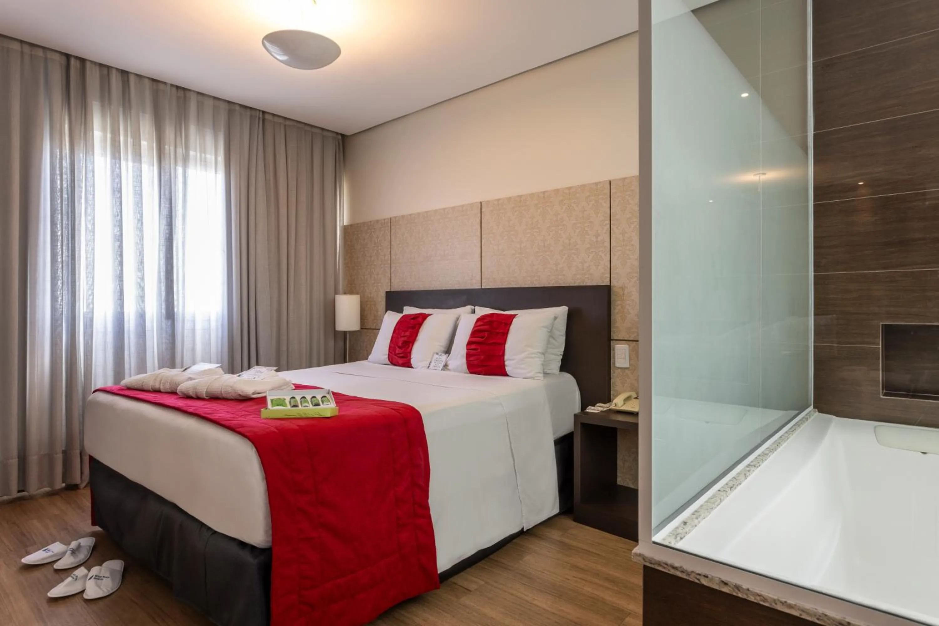 Photo of the whole room, Bed in Blue Tree Towers Millenium Porto Alegre