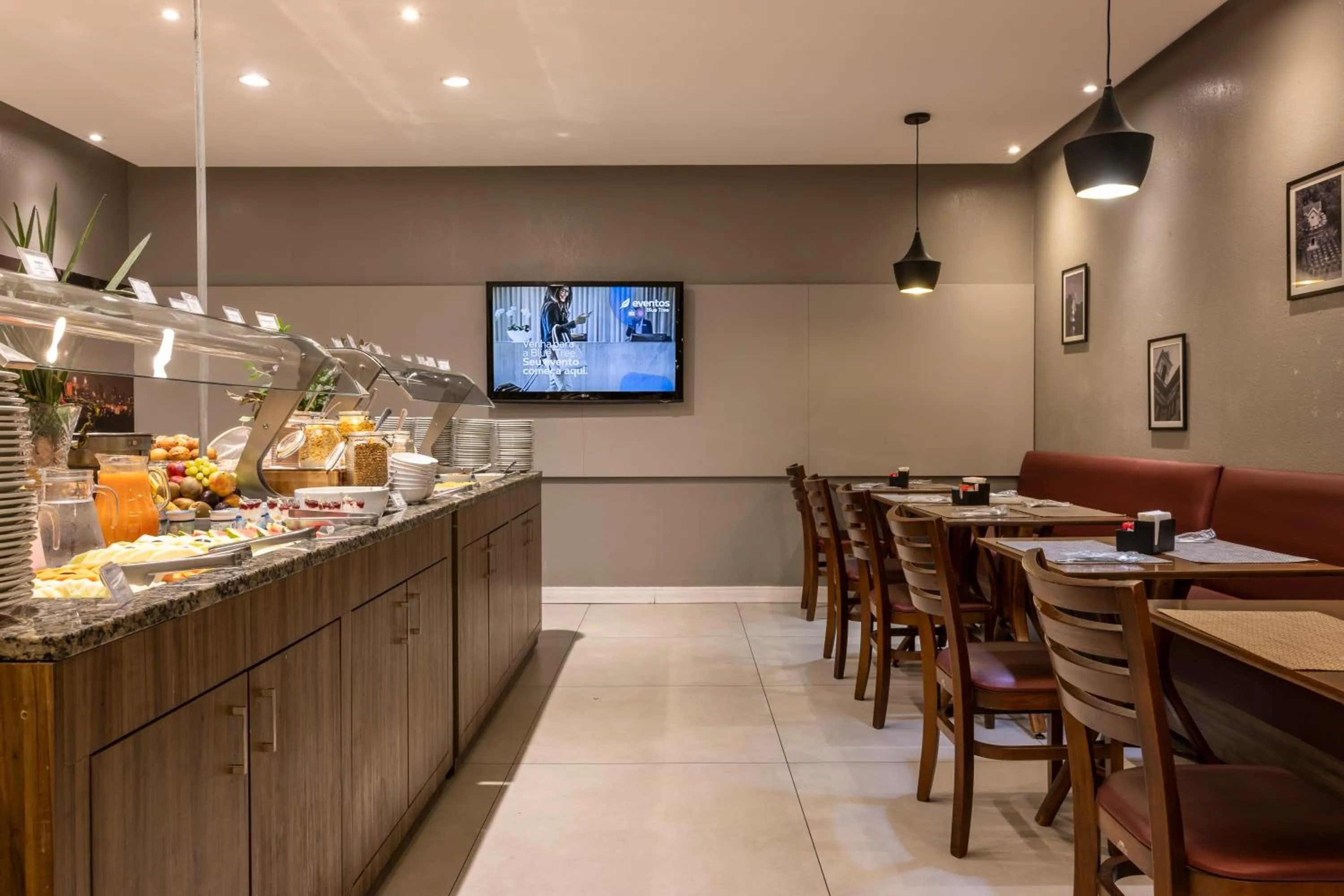 Restaurant/places to eat in Blue Tree Towers Millenium Porto Alegre