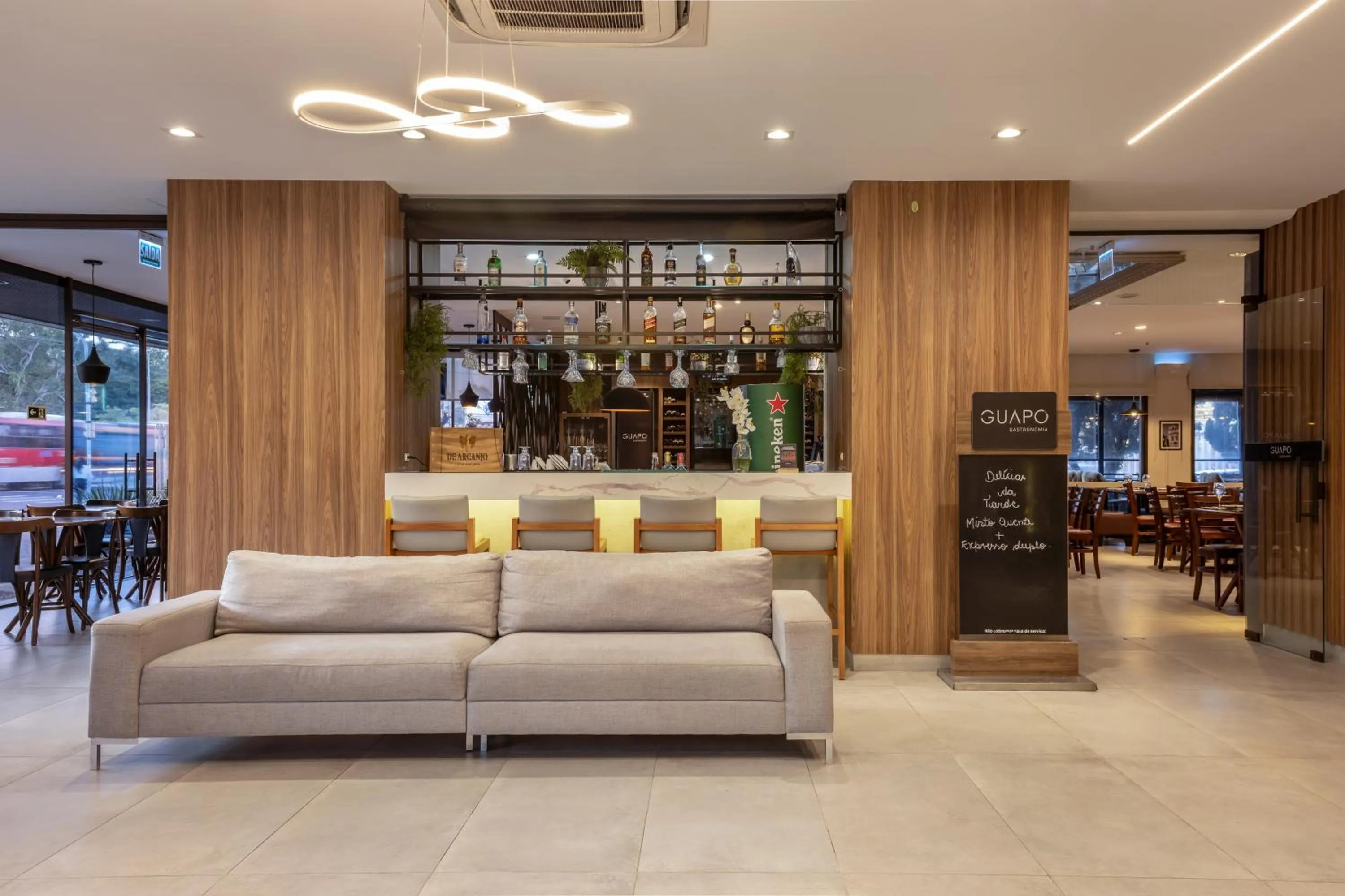 Lounge or bar in Blue Tree Towers Millenium Porto Alegre