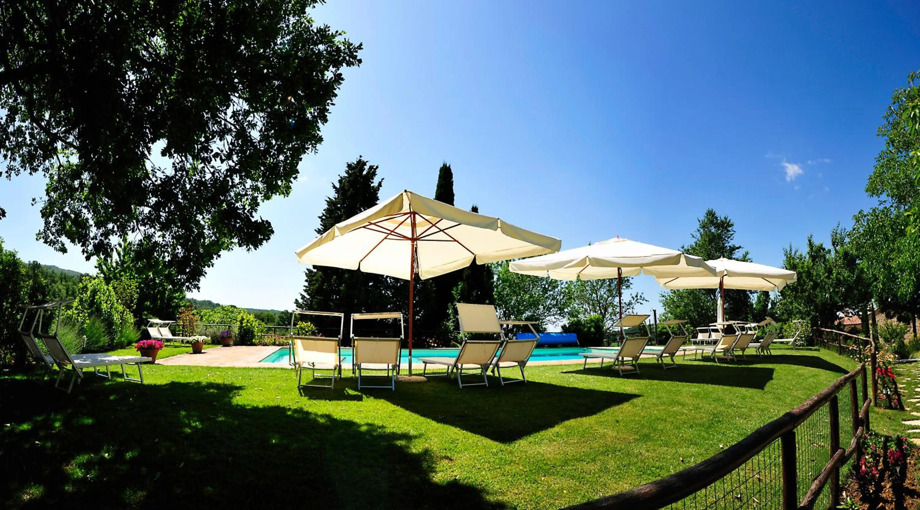 Swimming pool in Borgo Fastelli