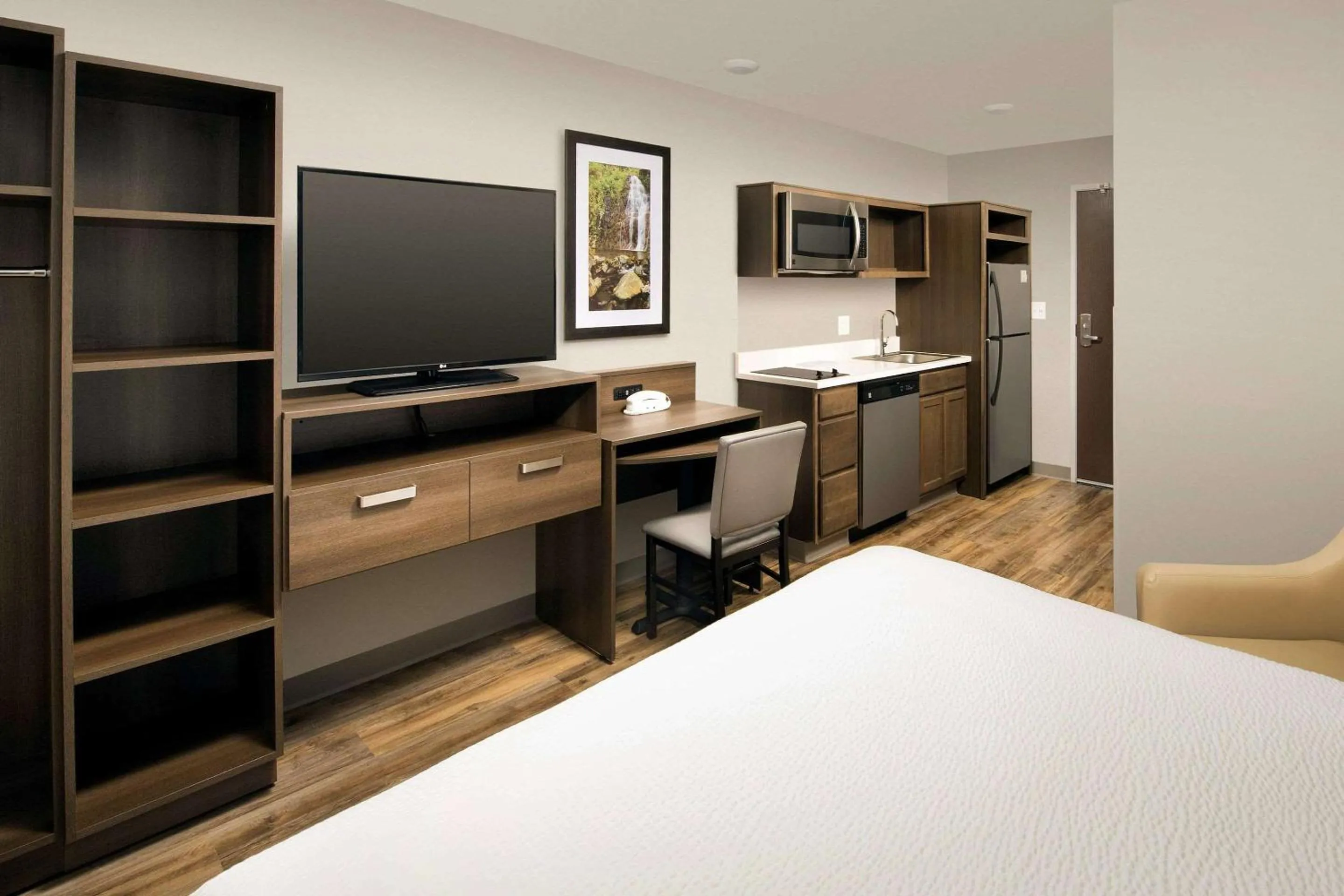 Photo of the whole room, Bed in WoodSpring Suites South Plainfield