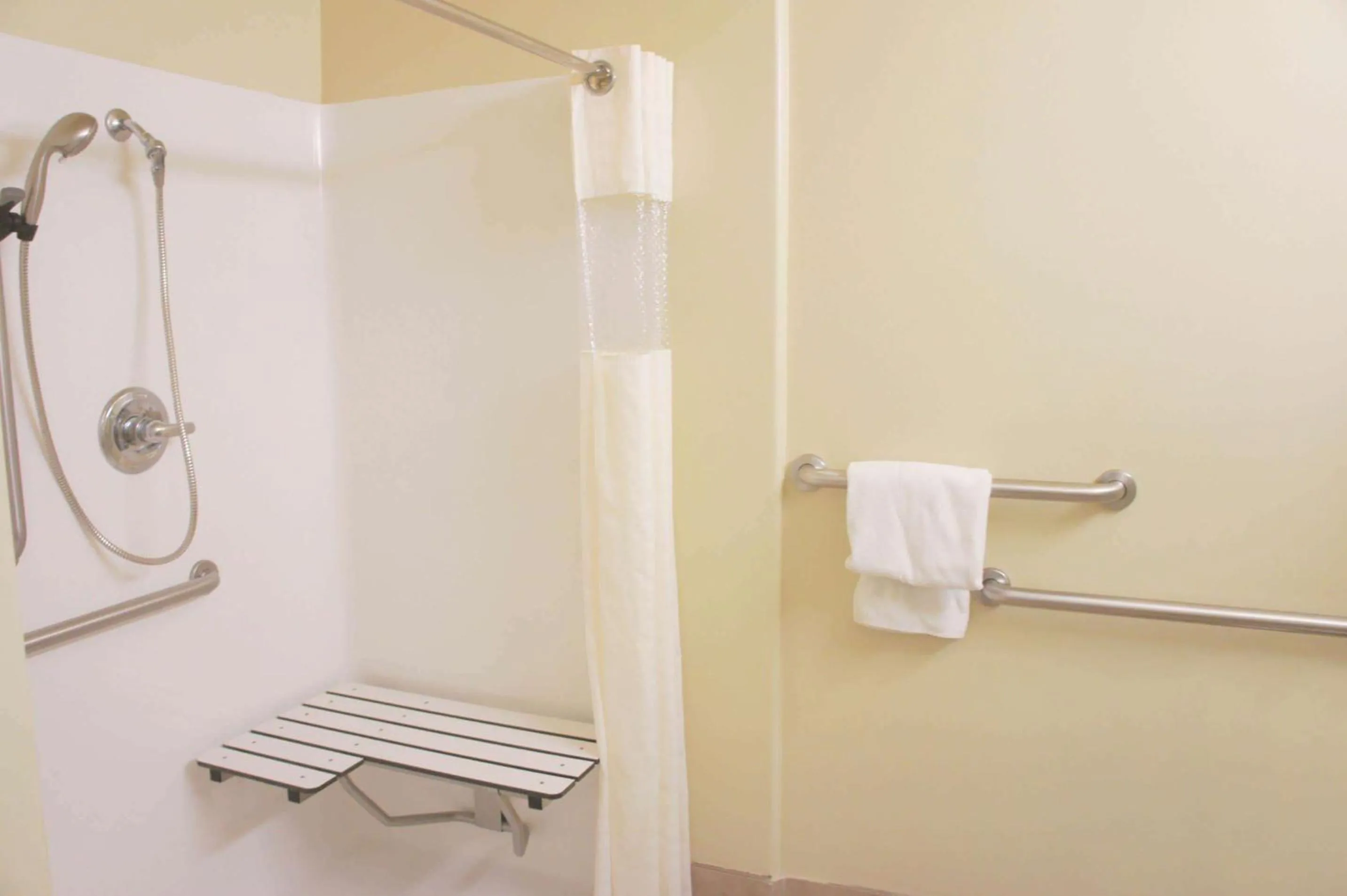 Photo of the whole room in La Quinta by Wyndham Moreno Valley