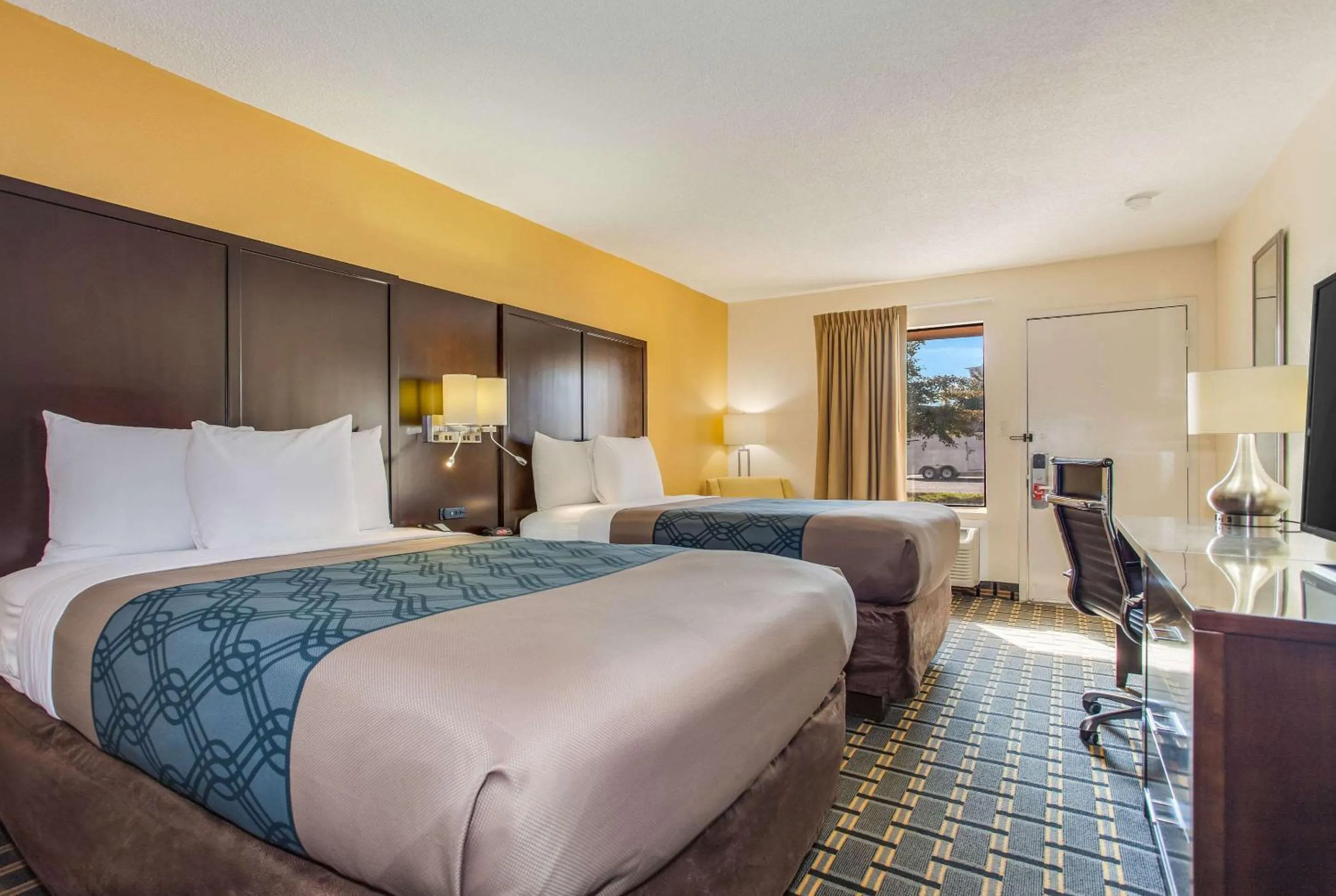 Photo of the whole room, Bed in Econo Lodge Coliseum