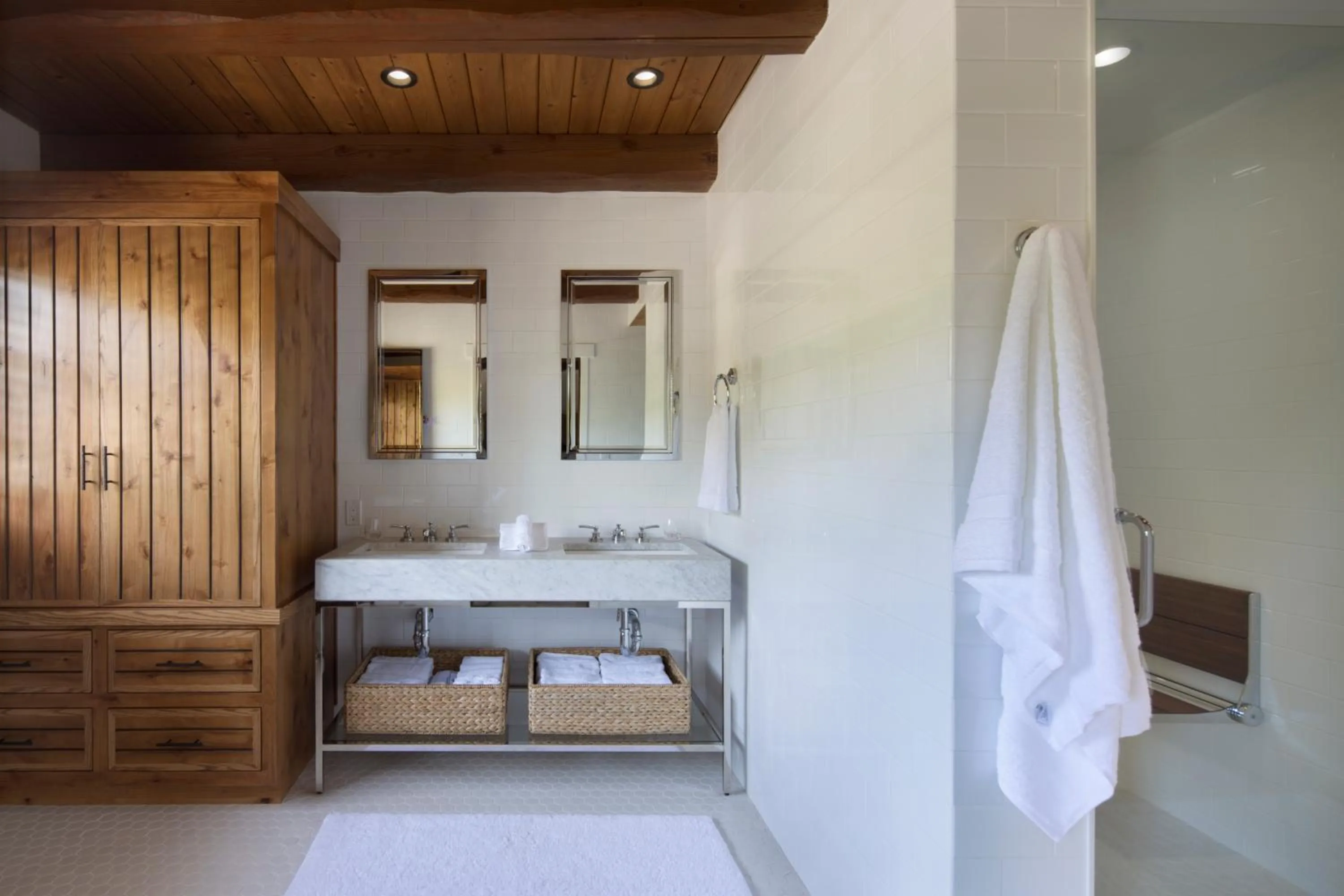 Bathroom, Bed in Rancho Caymus Inn