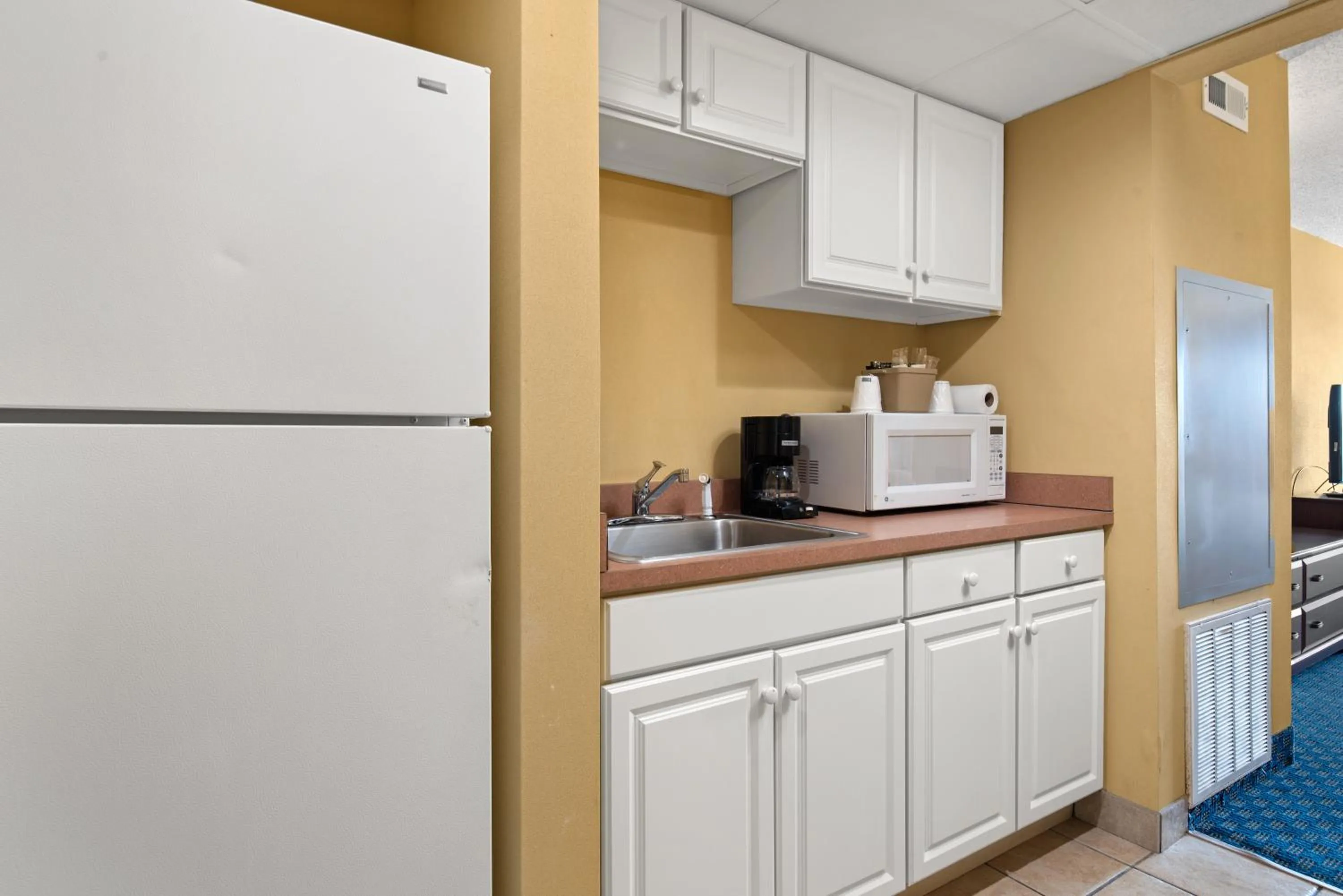 Kitchen or kitchenette in Bonita Beach Hotel