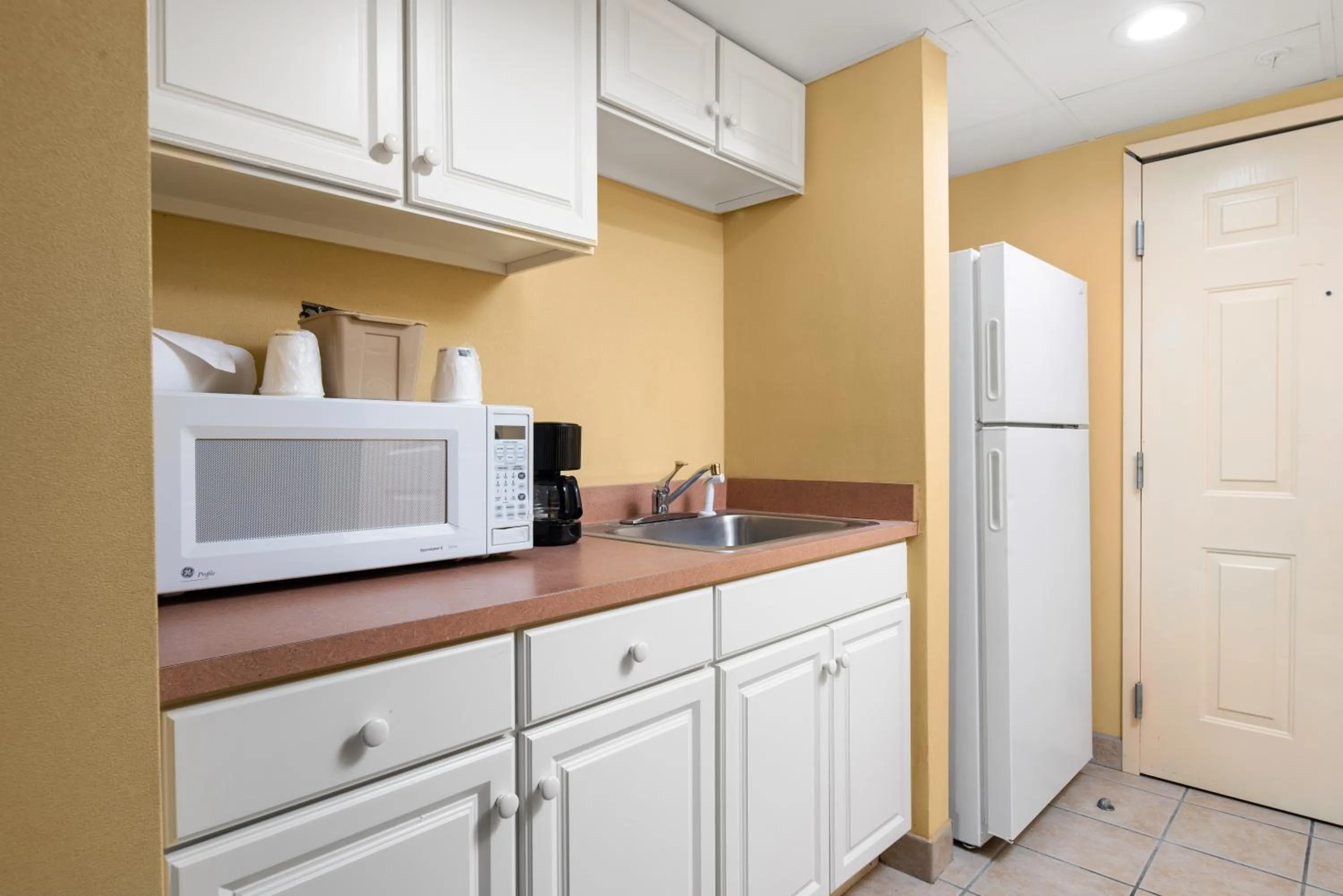 Kitchen or kitchenette in Bonita Beach Hotel