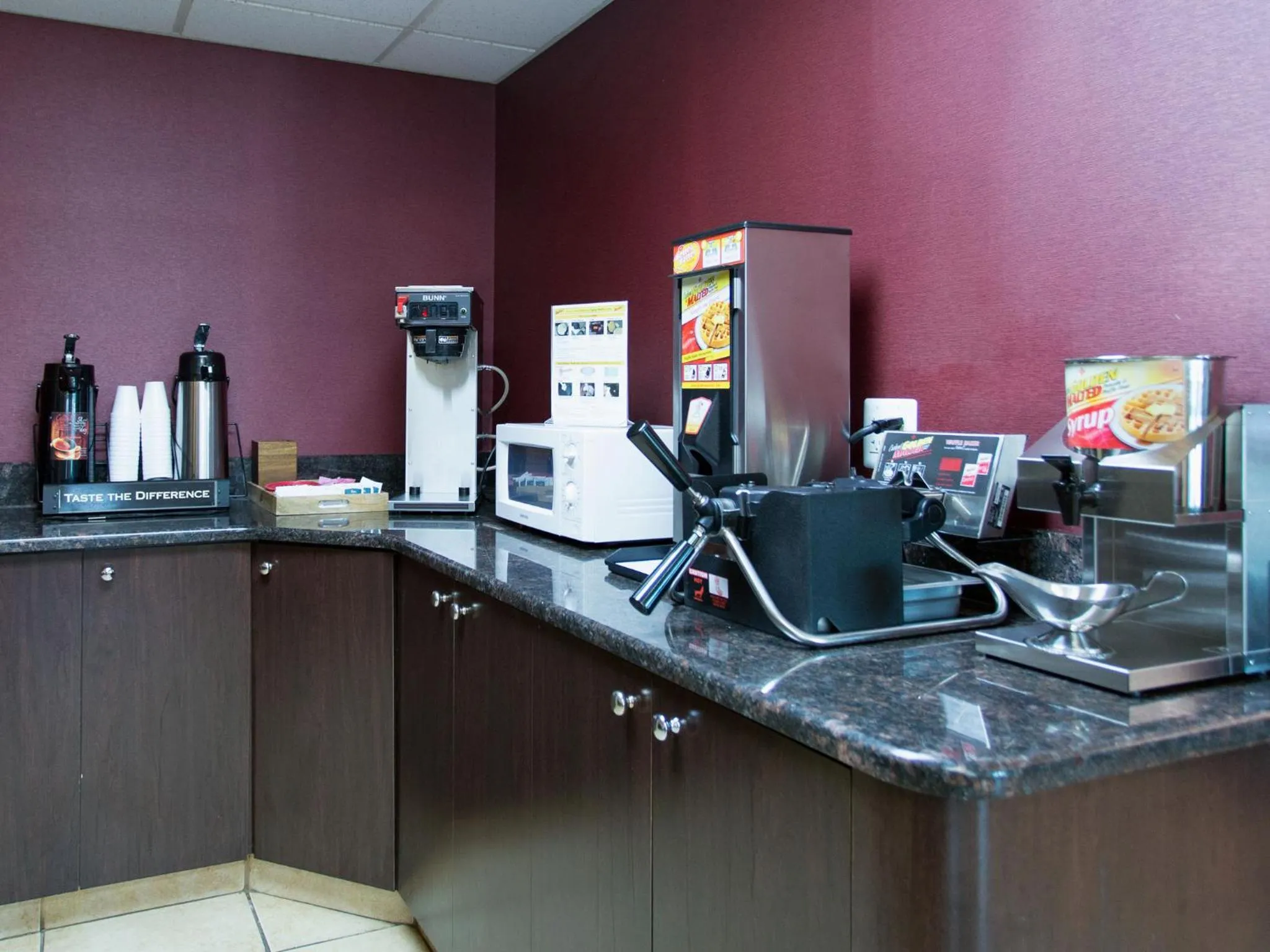 Restaurant/places to eat in Travelodge by Wyndham Romulus Detroit Airport