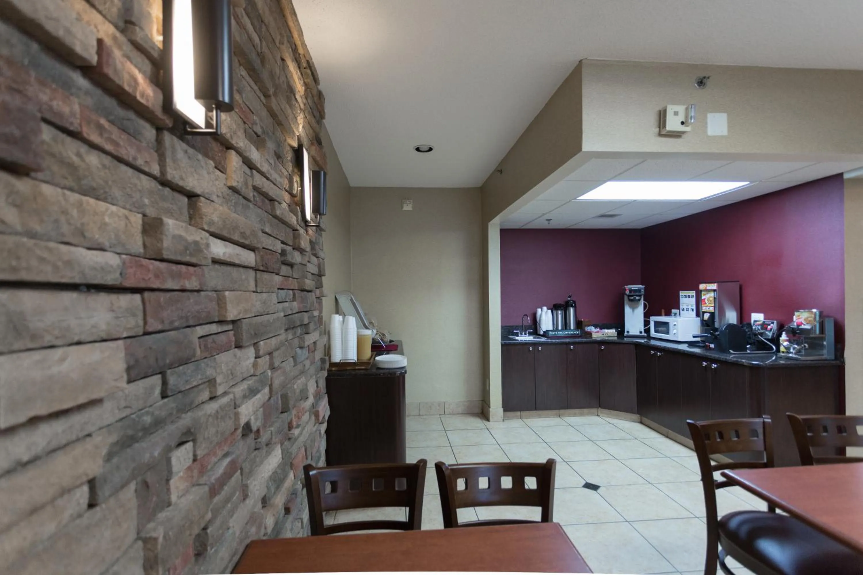 Restaurant/places to eat in Travelodge by Wyndham Romulus Detroit Airport