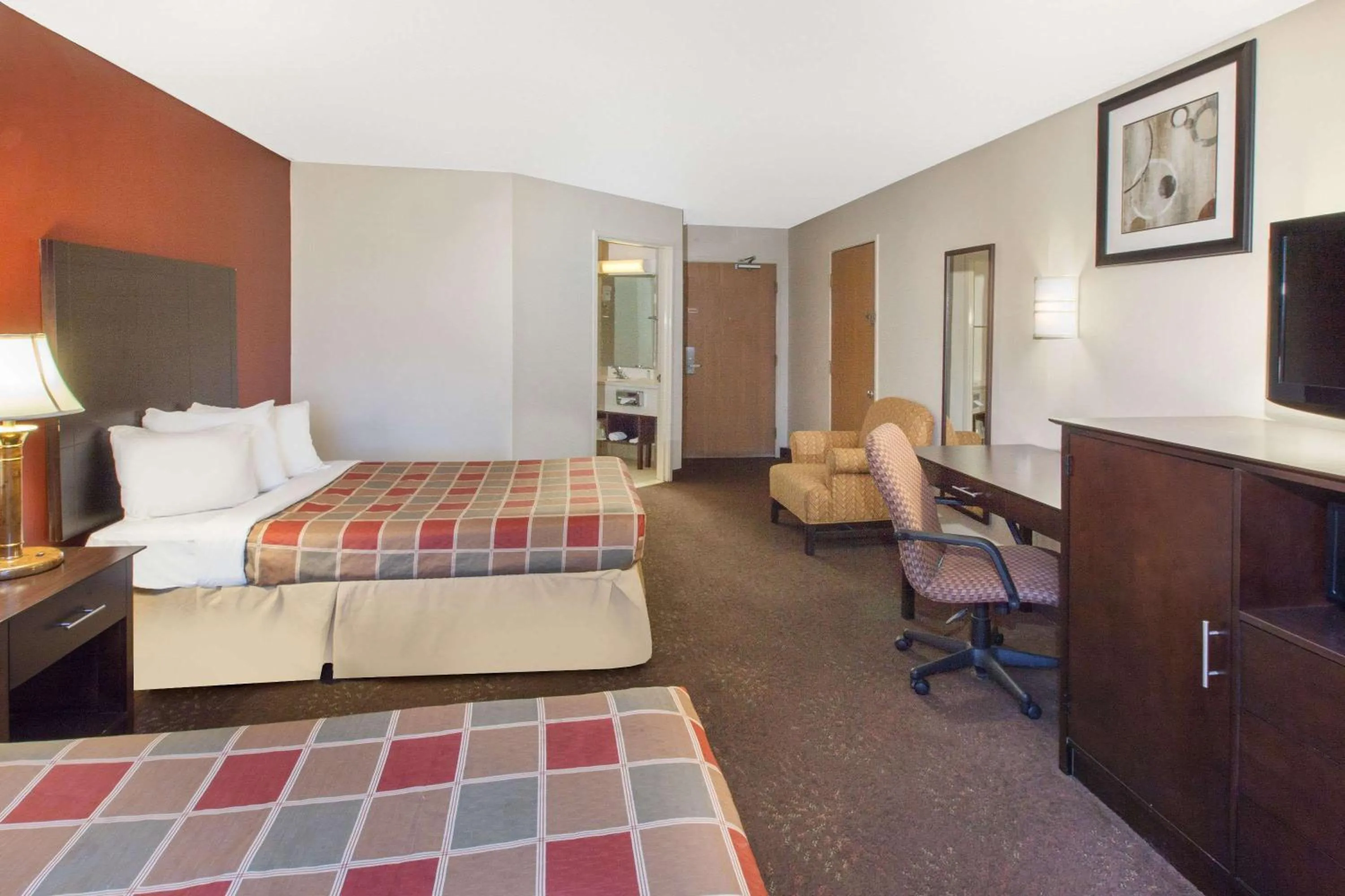 Photo of the whole room, Bed in Travelodge by Wyndham Romulus Detroit Airport