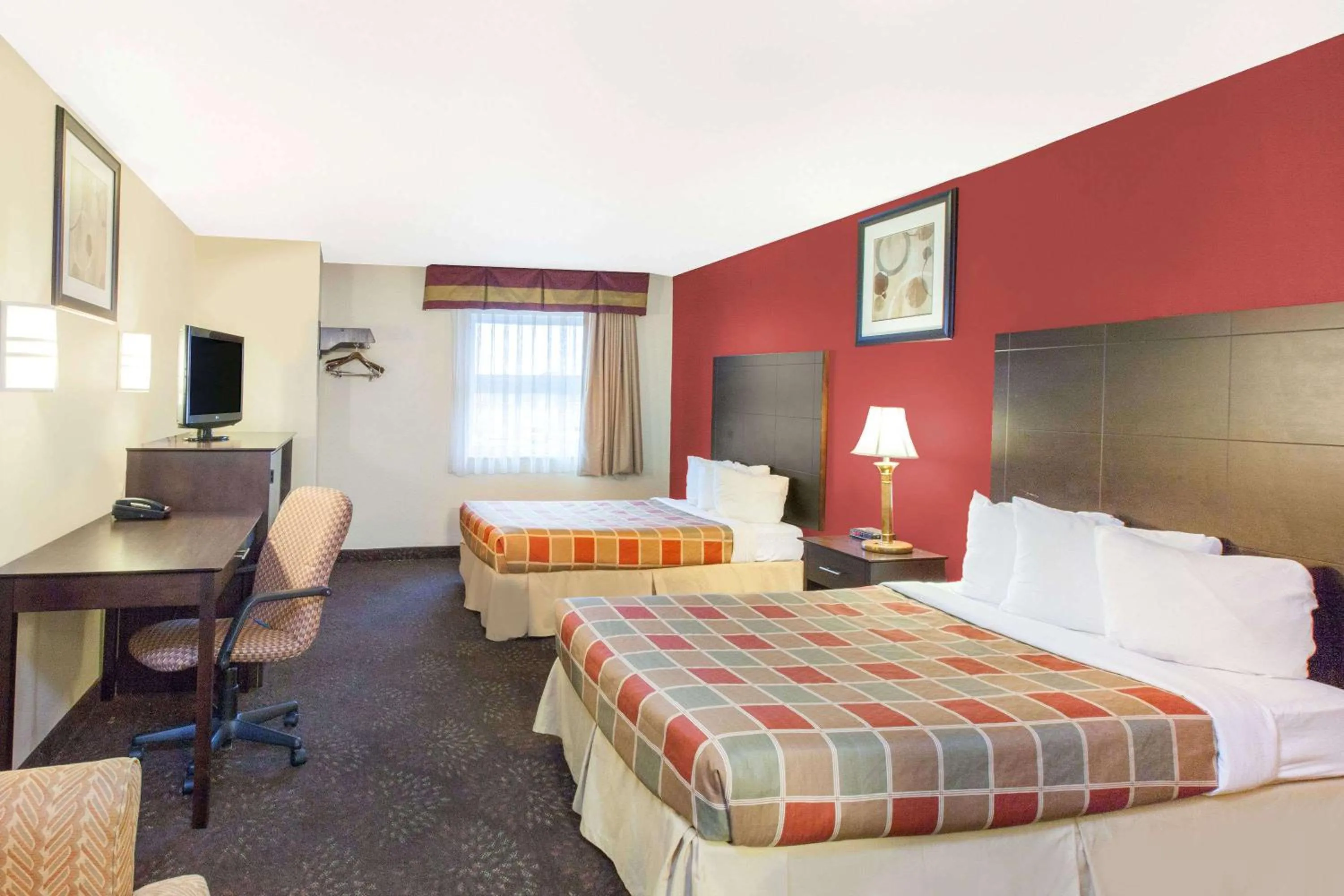 Photo of the whole room, Bed in Travelodge by Wyndham Romulus Detroit Airport