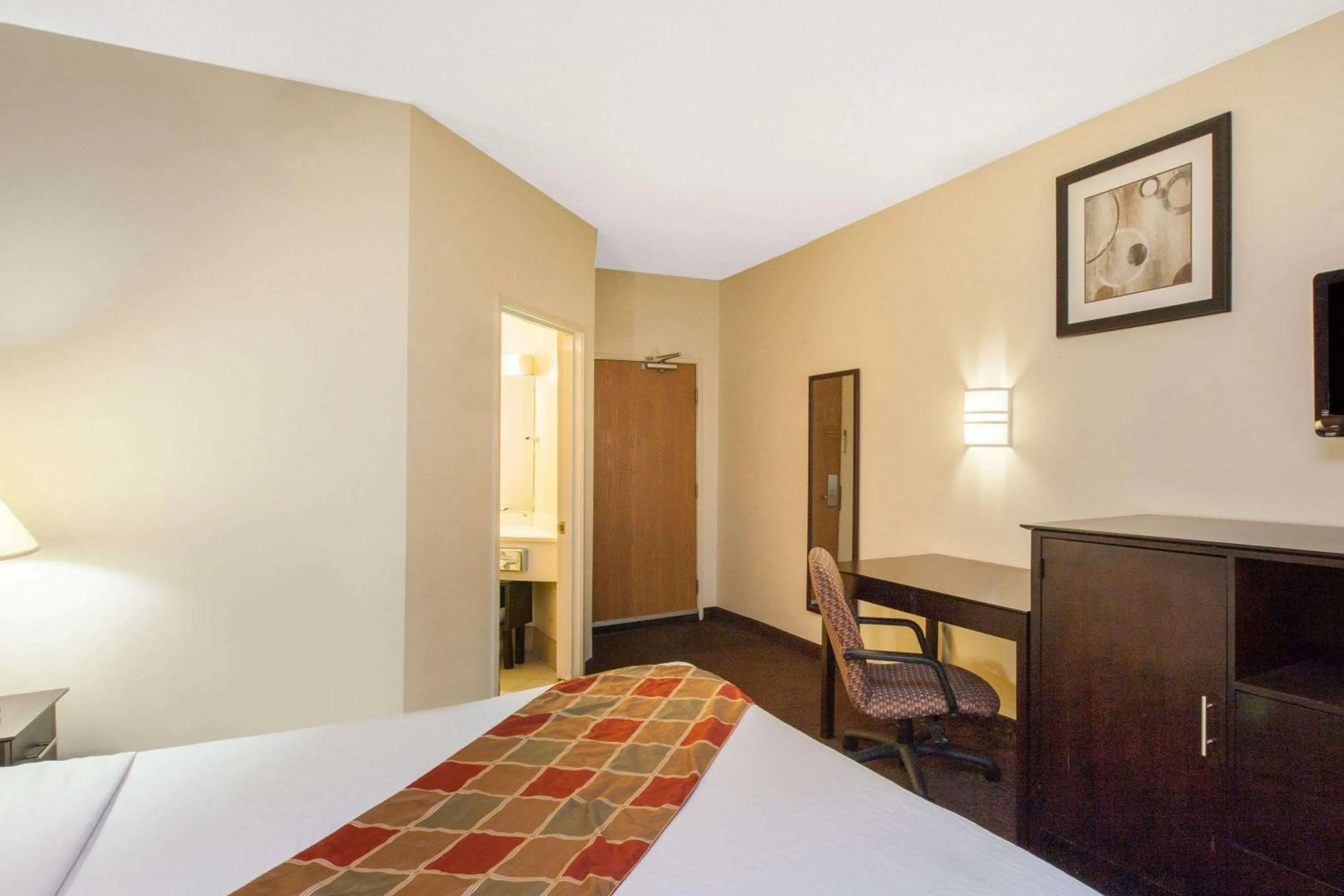 Photo of the whole room, Bed in Travelodge by Wyndham Romulus Detroit Airport