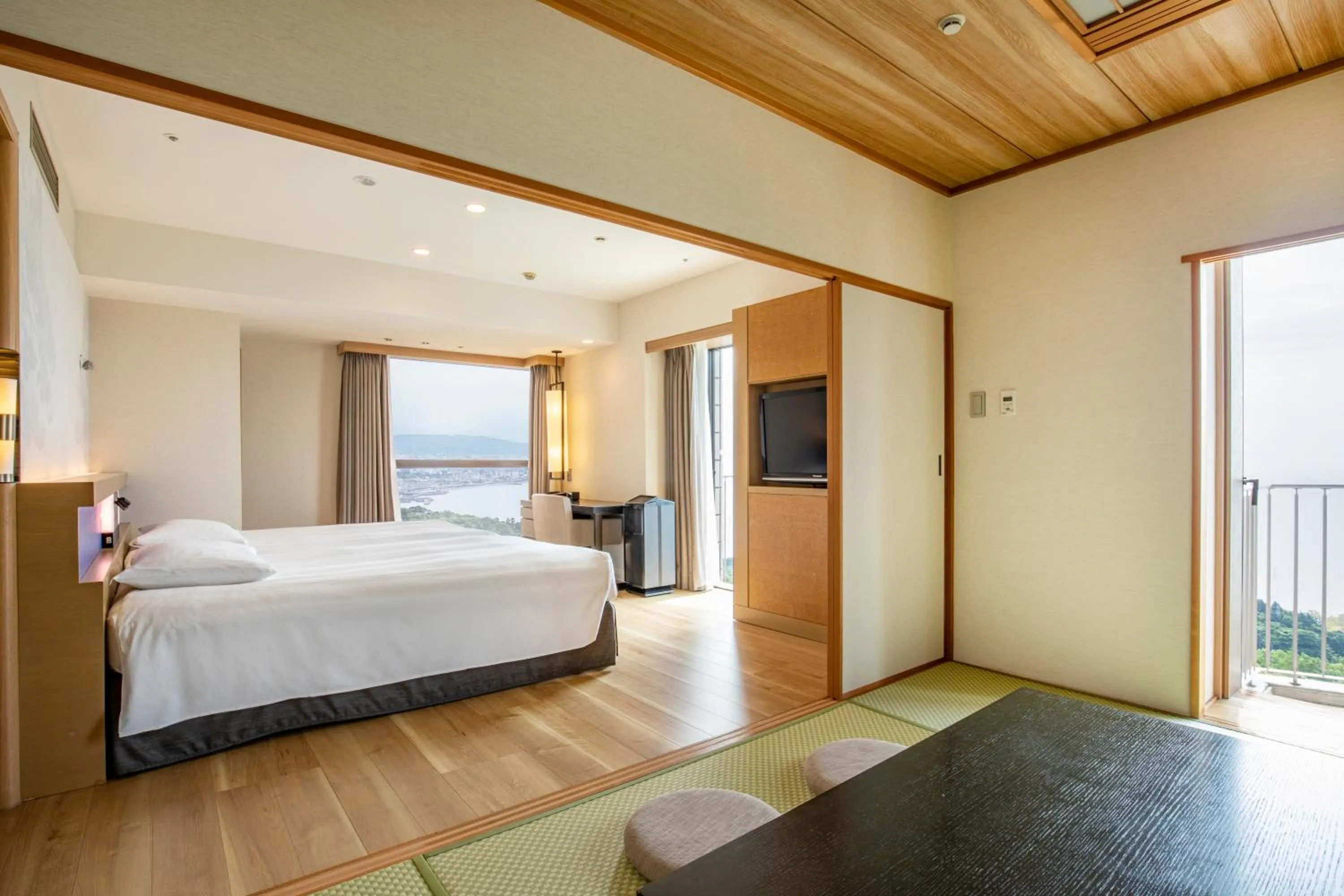 TV and multimedia, Bed in Hilton Odawara Resort & Spa