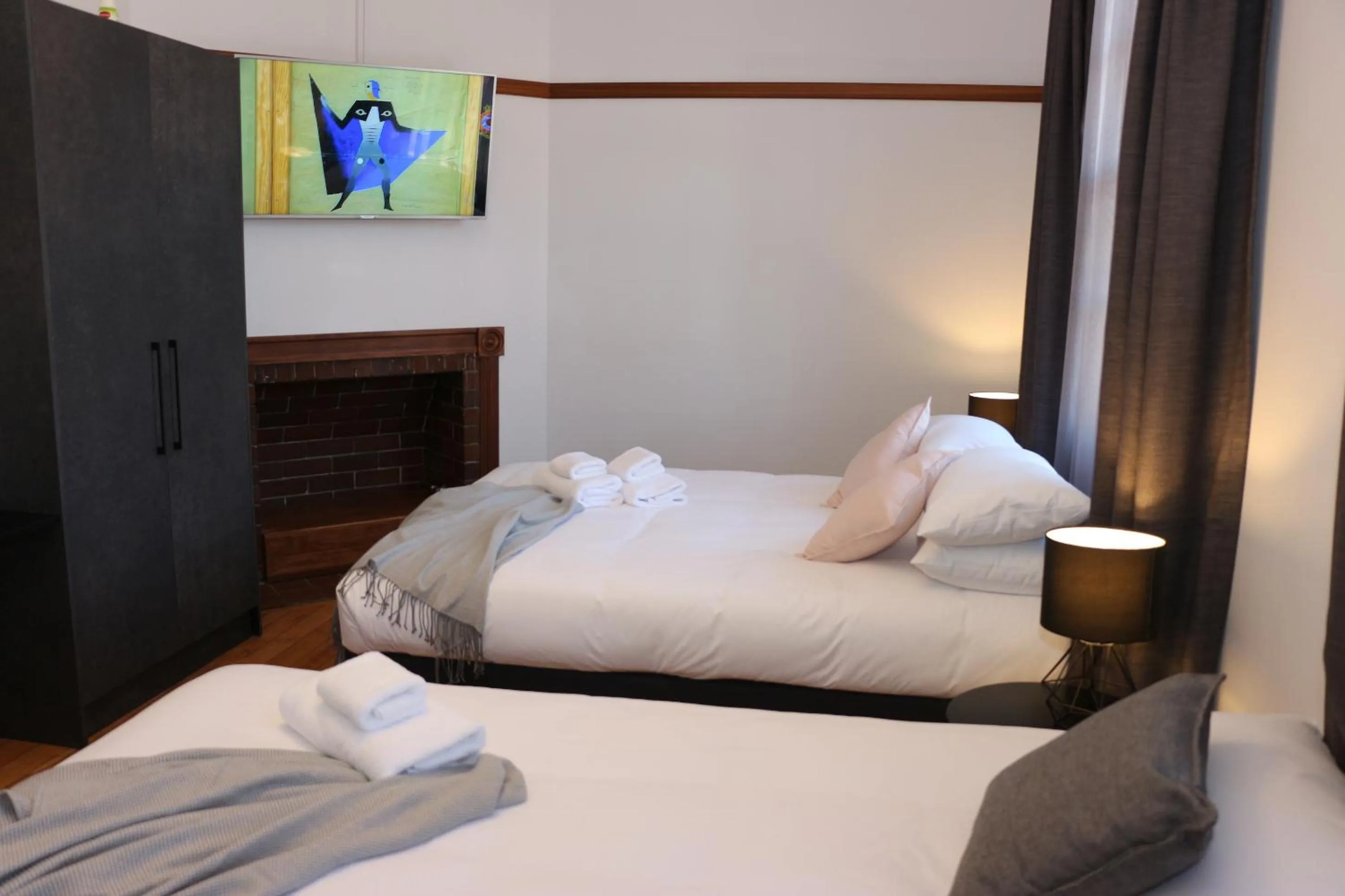 Bedroom, Bed in Guildford Hotel