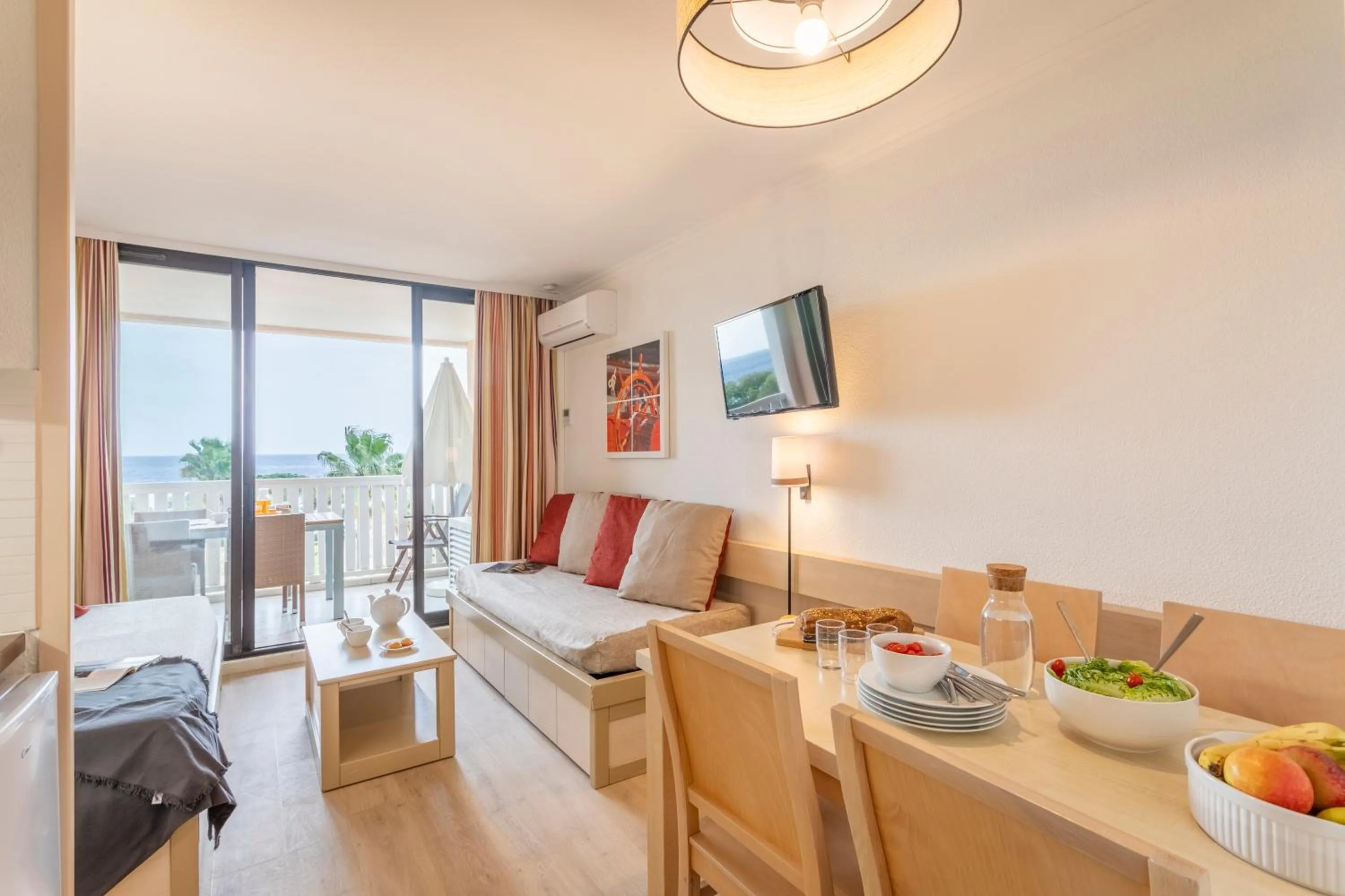 Communal lounge/ TV room in Résidence Pierre & Vacances L’Anse De Pramousquier