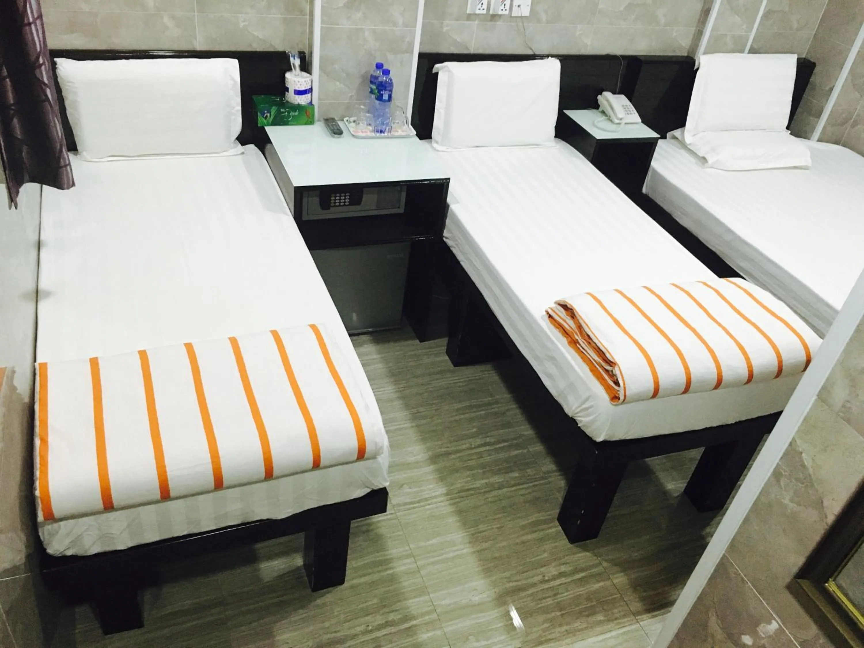 Photo of the whole room, Bed in Victoria Inn