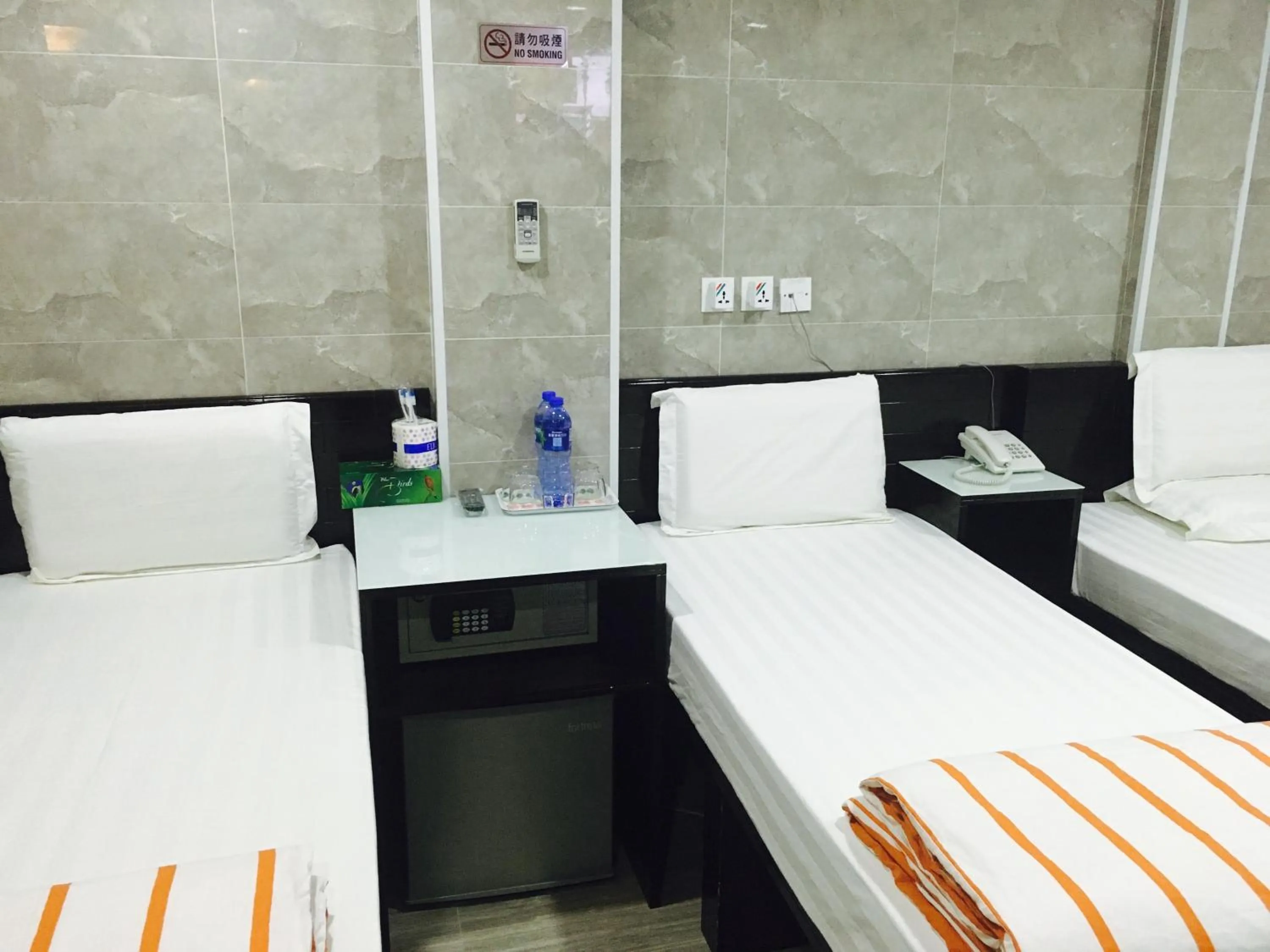 Photo of the whole room, Bed in Victoria Inn