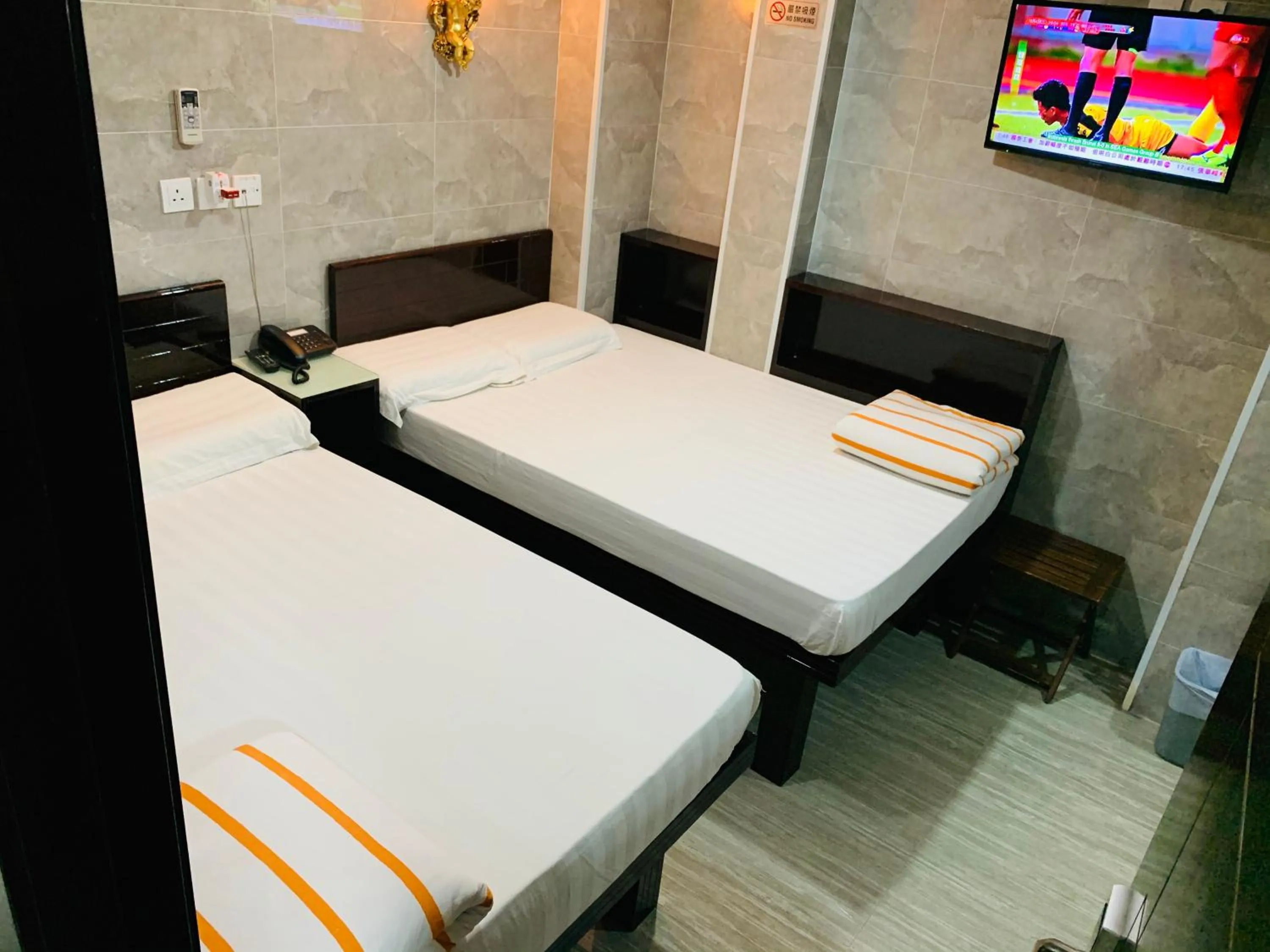 Photo of the whole room, Bed in Victoria Inn