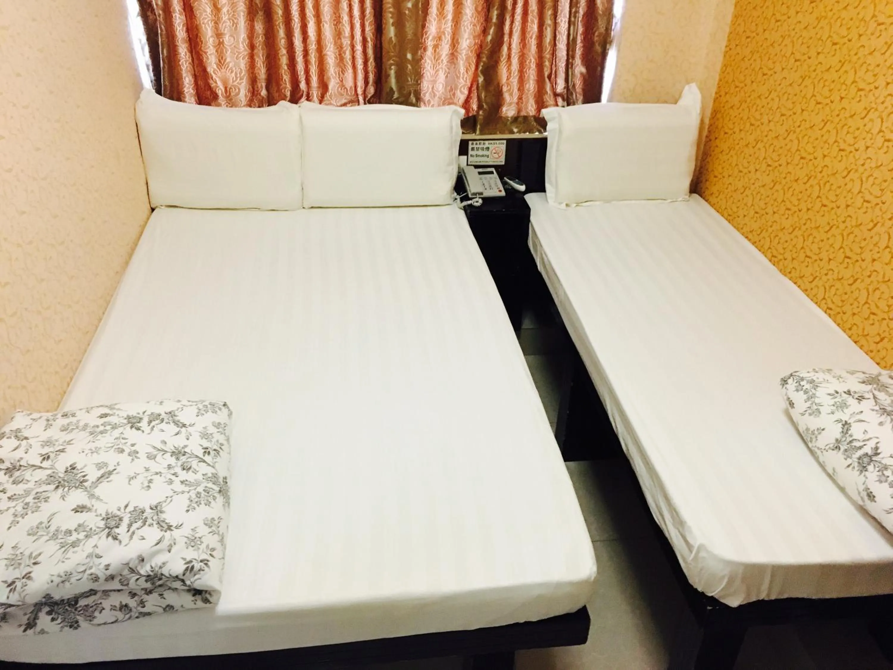 Photo of the whole room, Bed in Victoria Inn