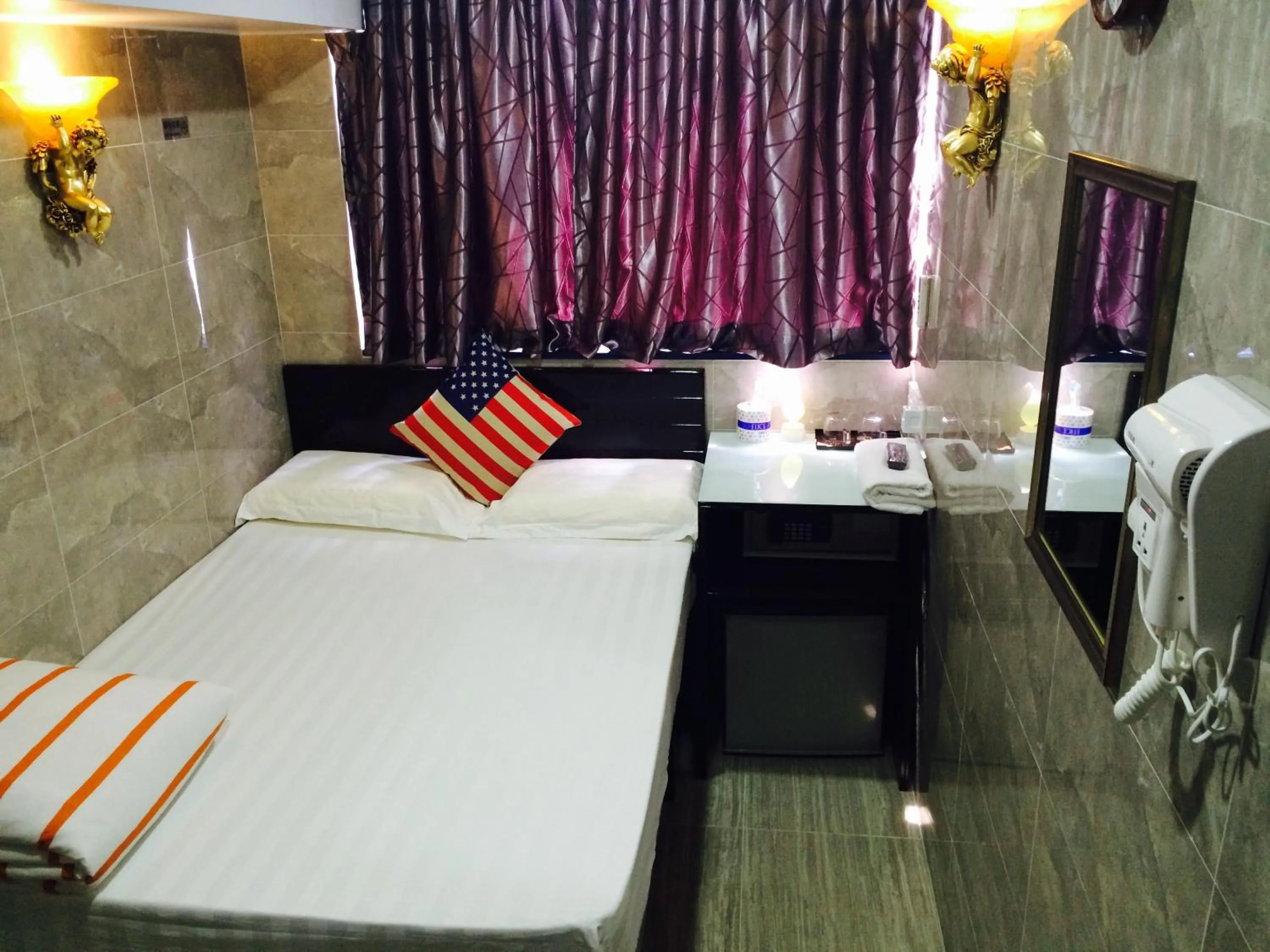 Photo of the whole room, Bed in Victoria Inn