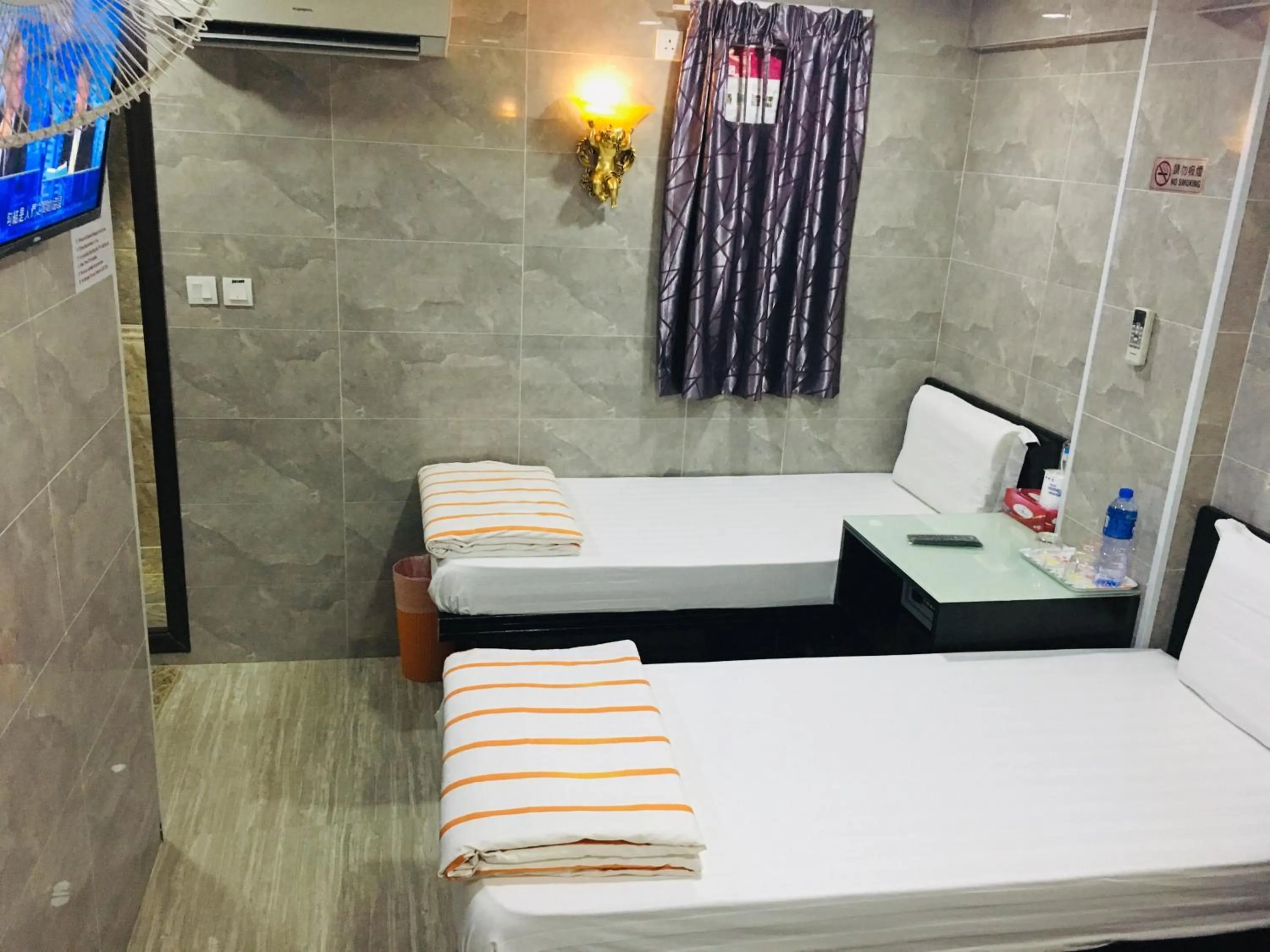 Photo of the whole room, Bed in Victoria Inn