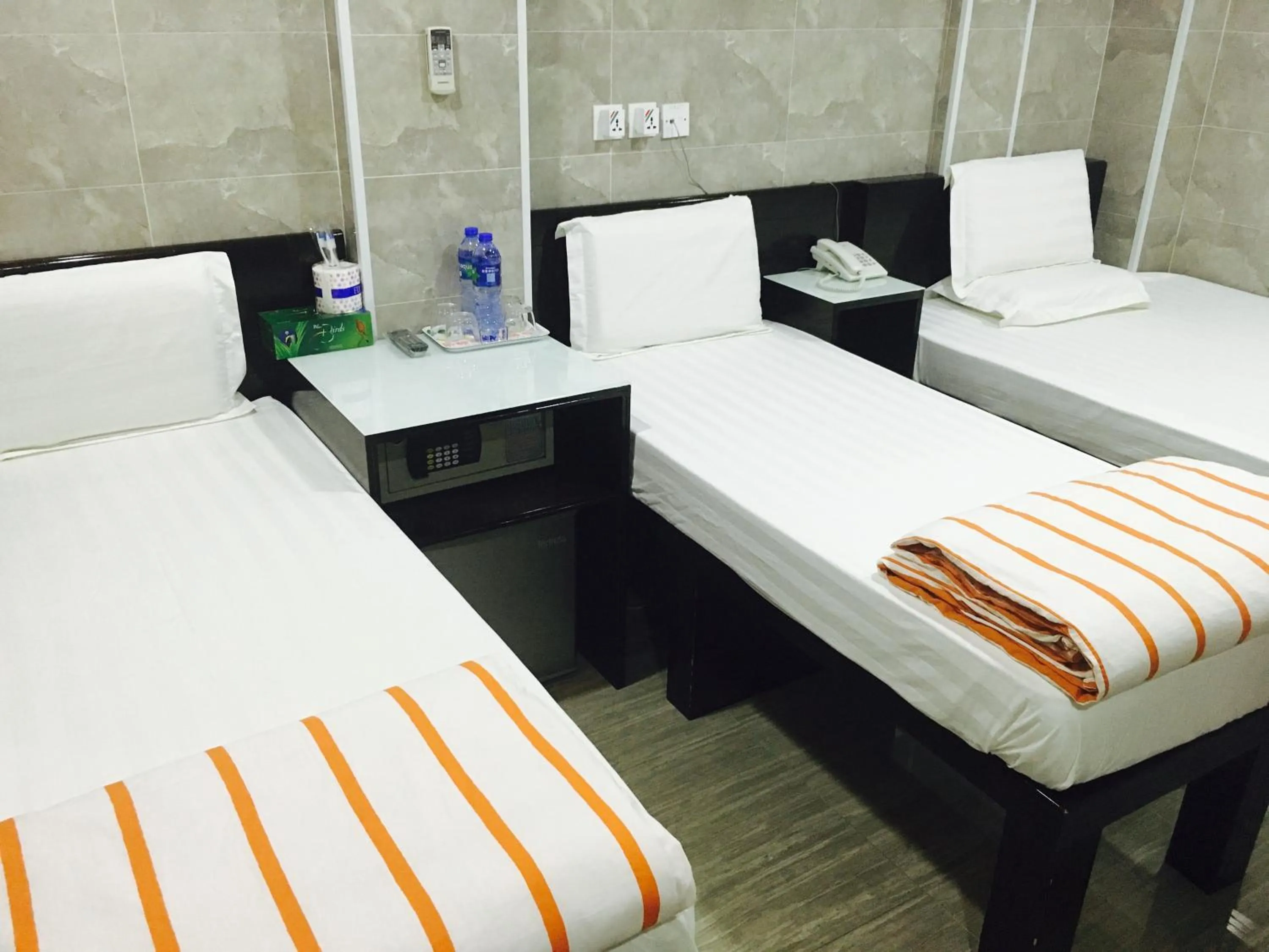 Photo of the whole room, Bed in Victoria Inn