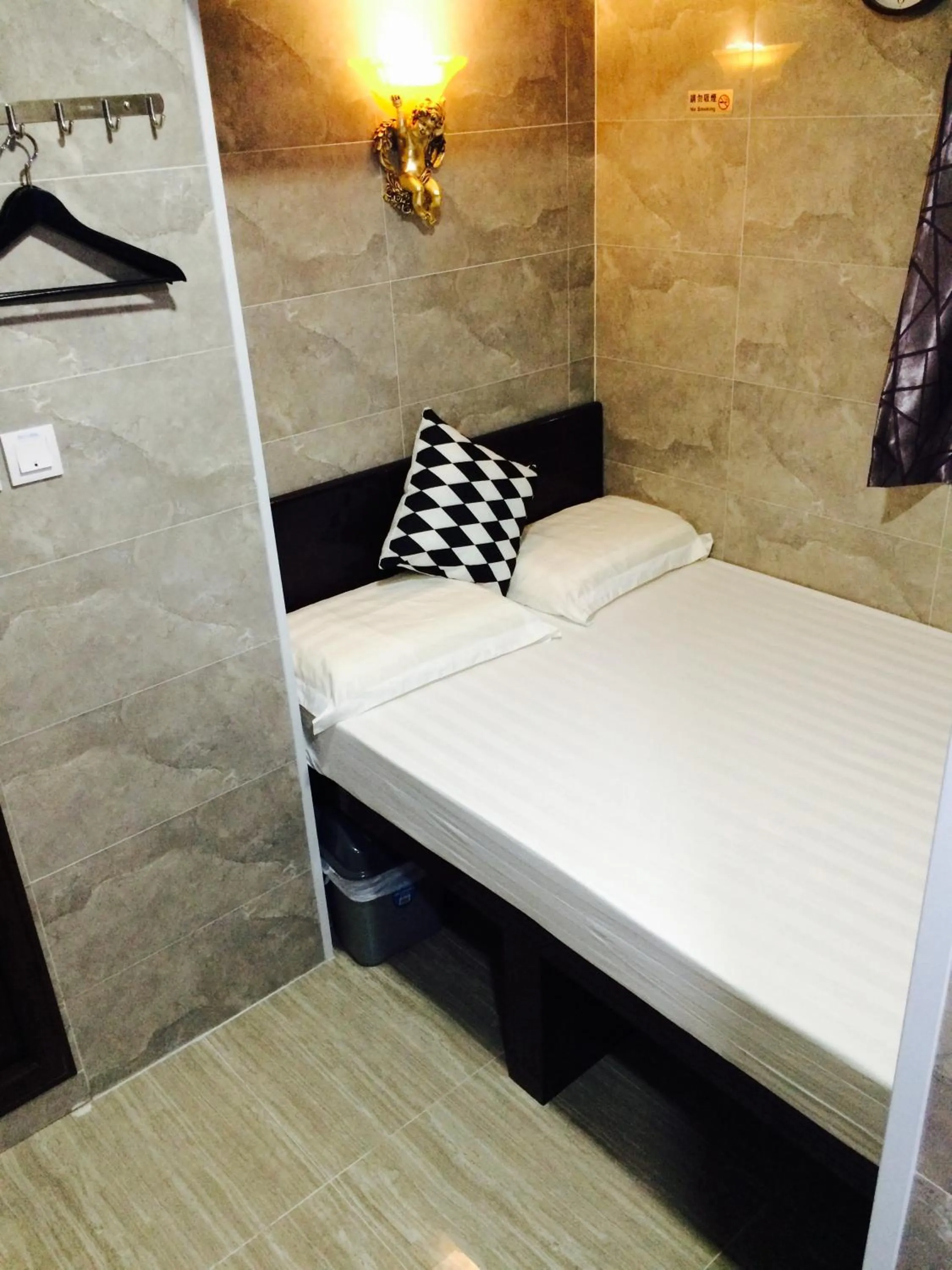 Photo of the whole room, Bed in Victoria Inn