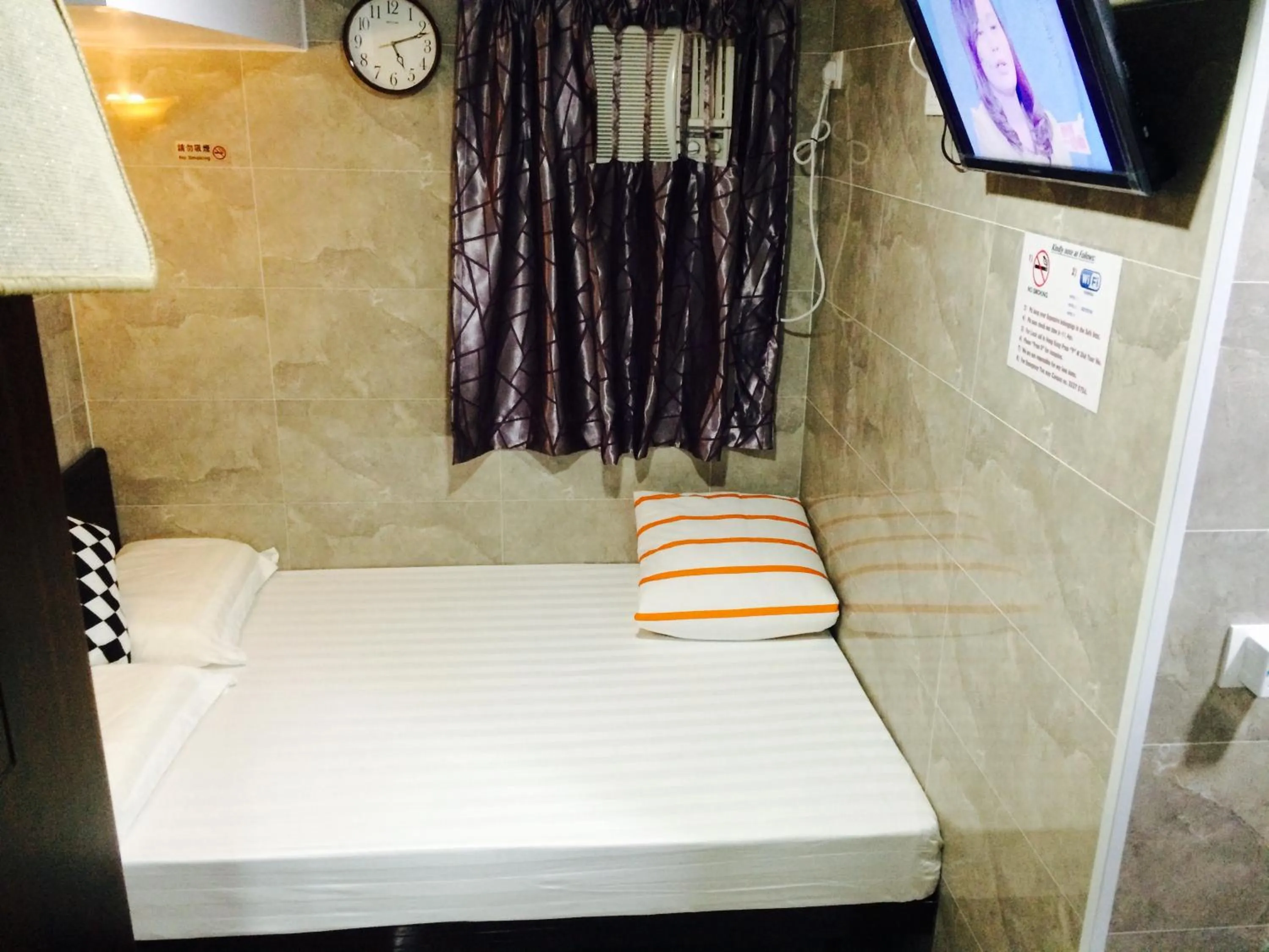 Photo of the whole room, Bed in Victoria Inn