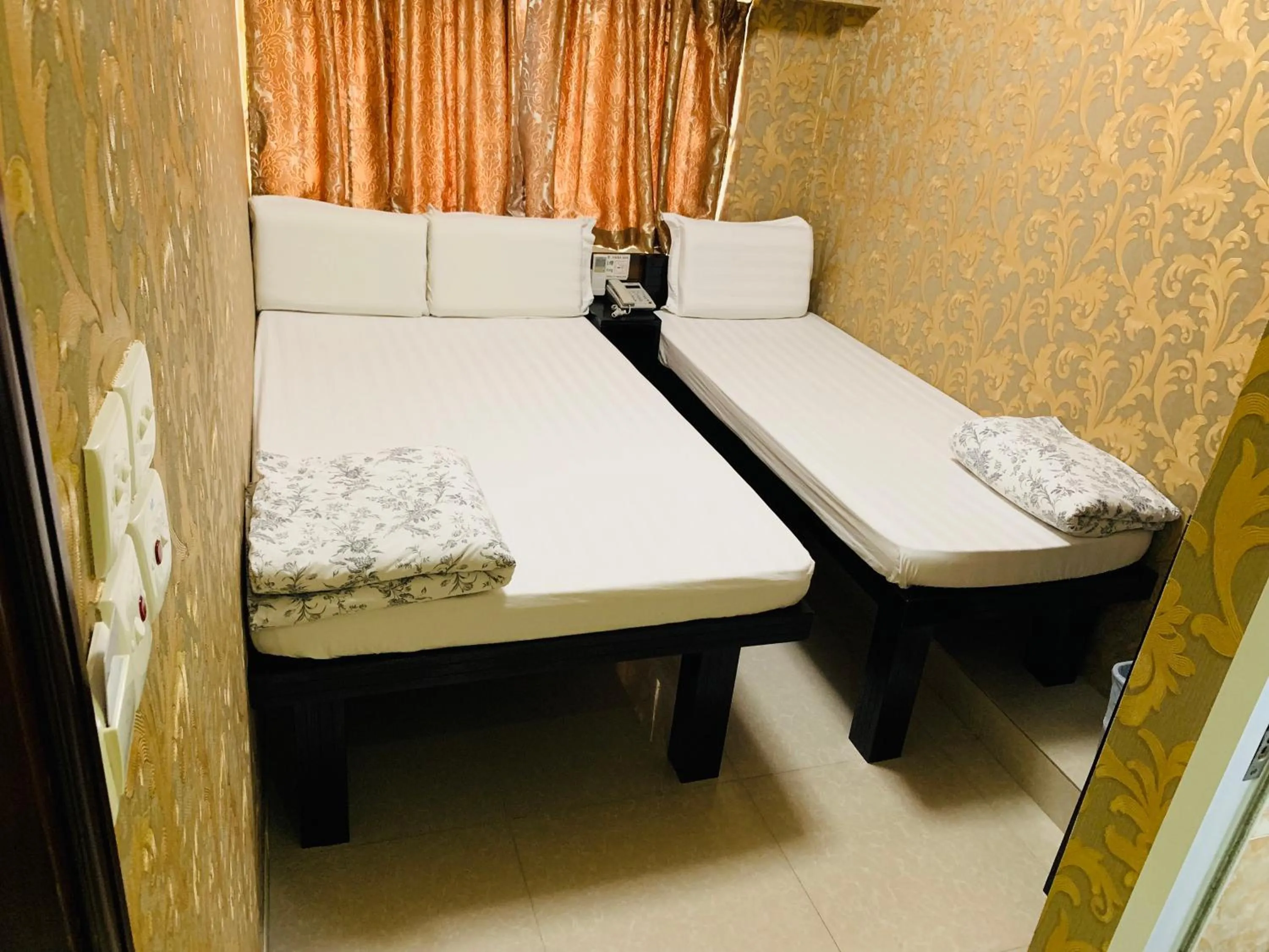 Photo of the whole room, Bed in Victoria Inn