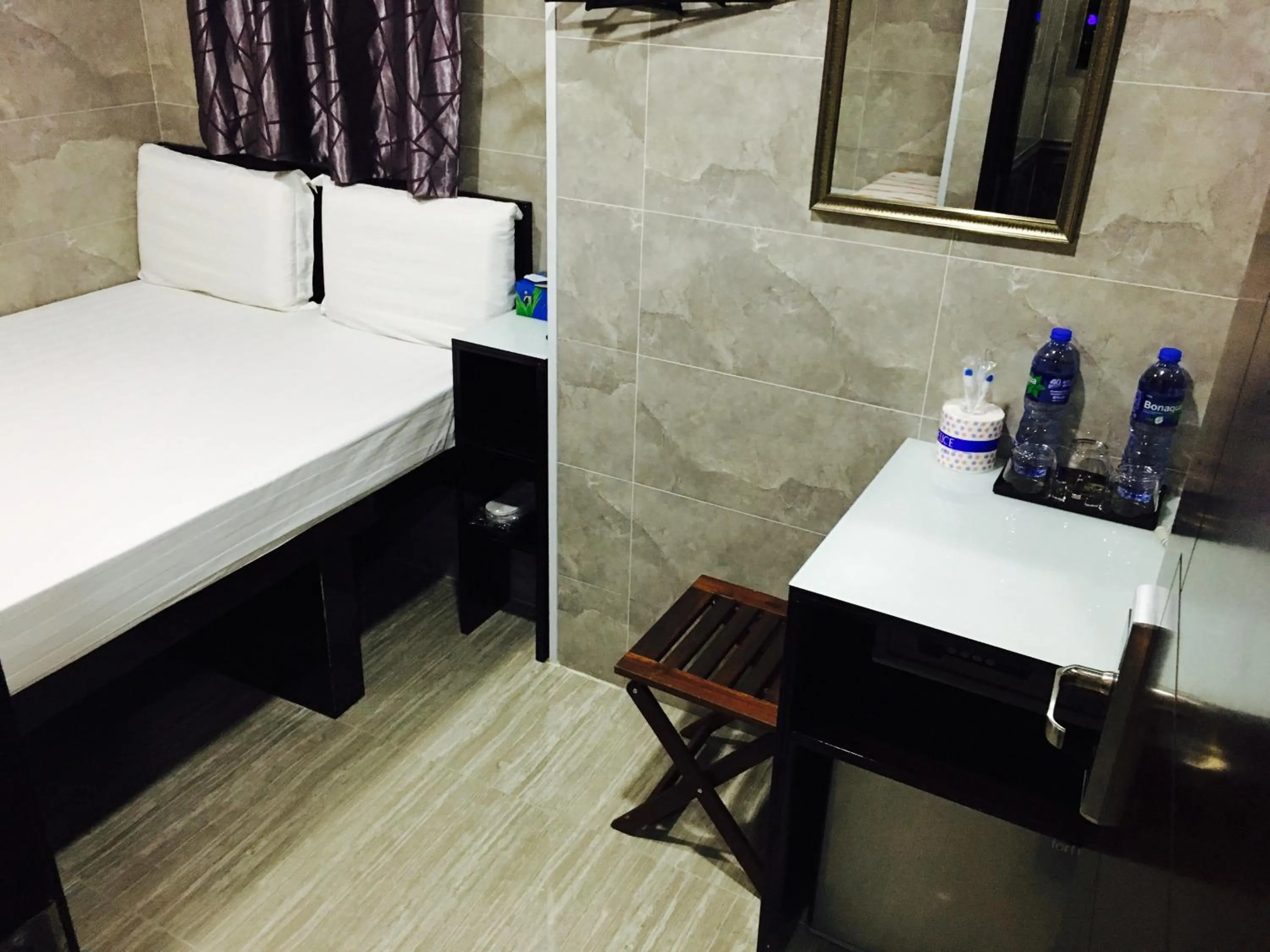 Photo of the whole room, Bed in Victoria Inn