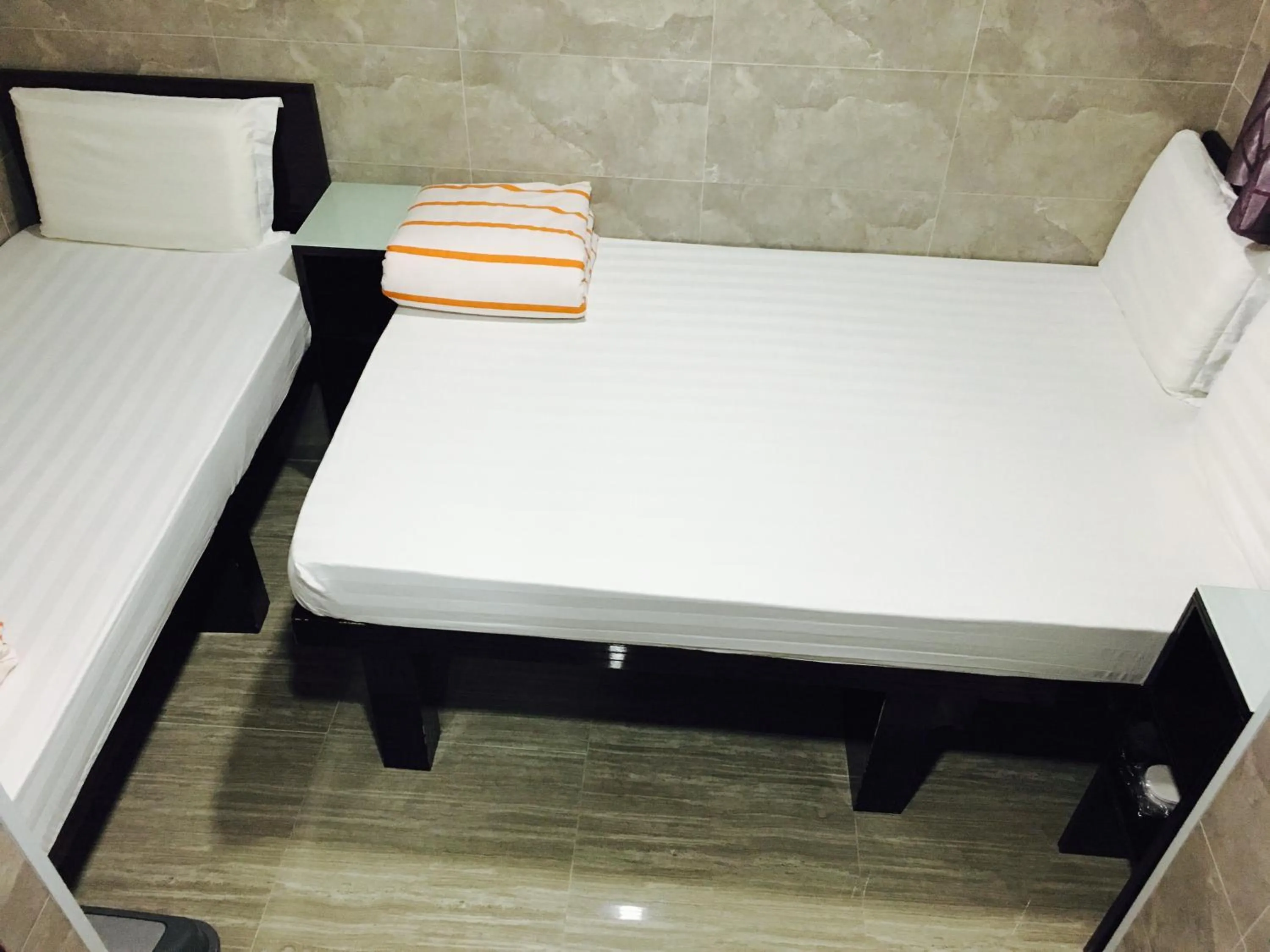 Photo of the whole room, Bed in Victoria Inn