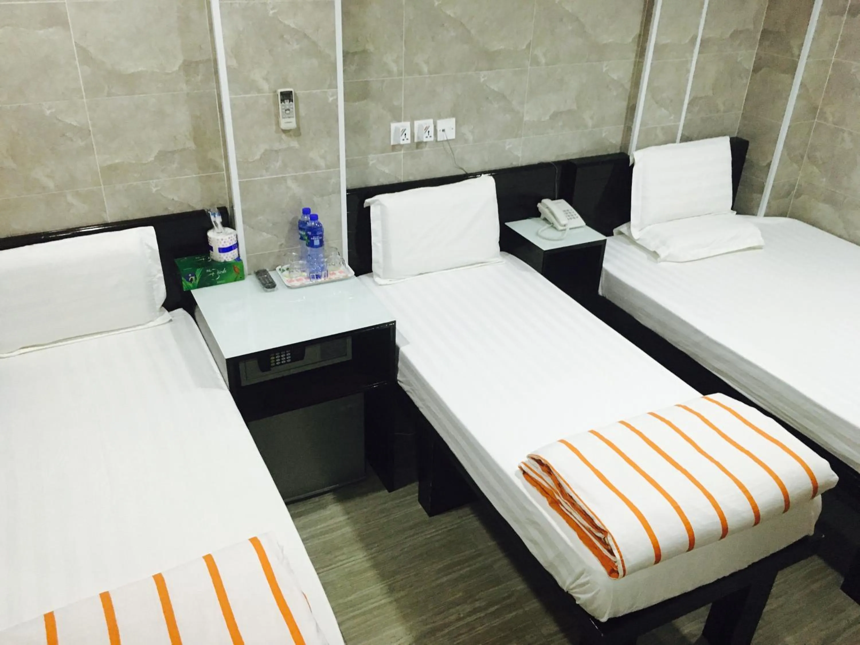 Photo of the whole room, Bed in Victoria Inn