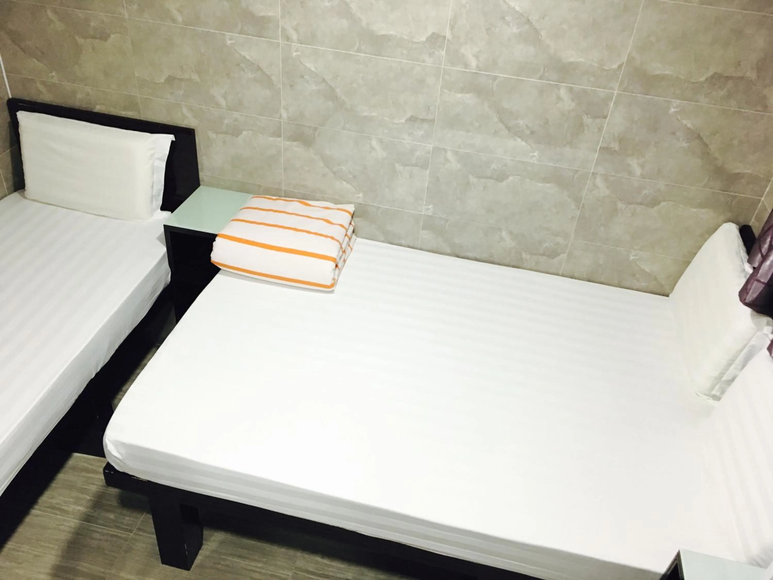 Photo of the whole room, Bed in Victoria Inn