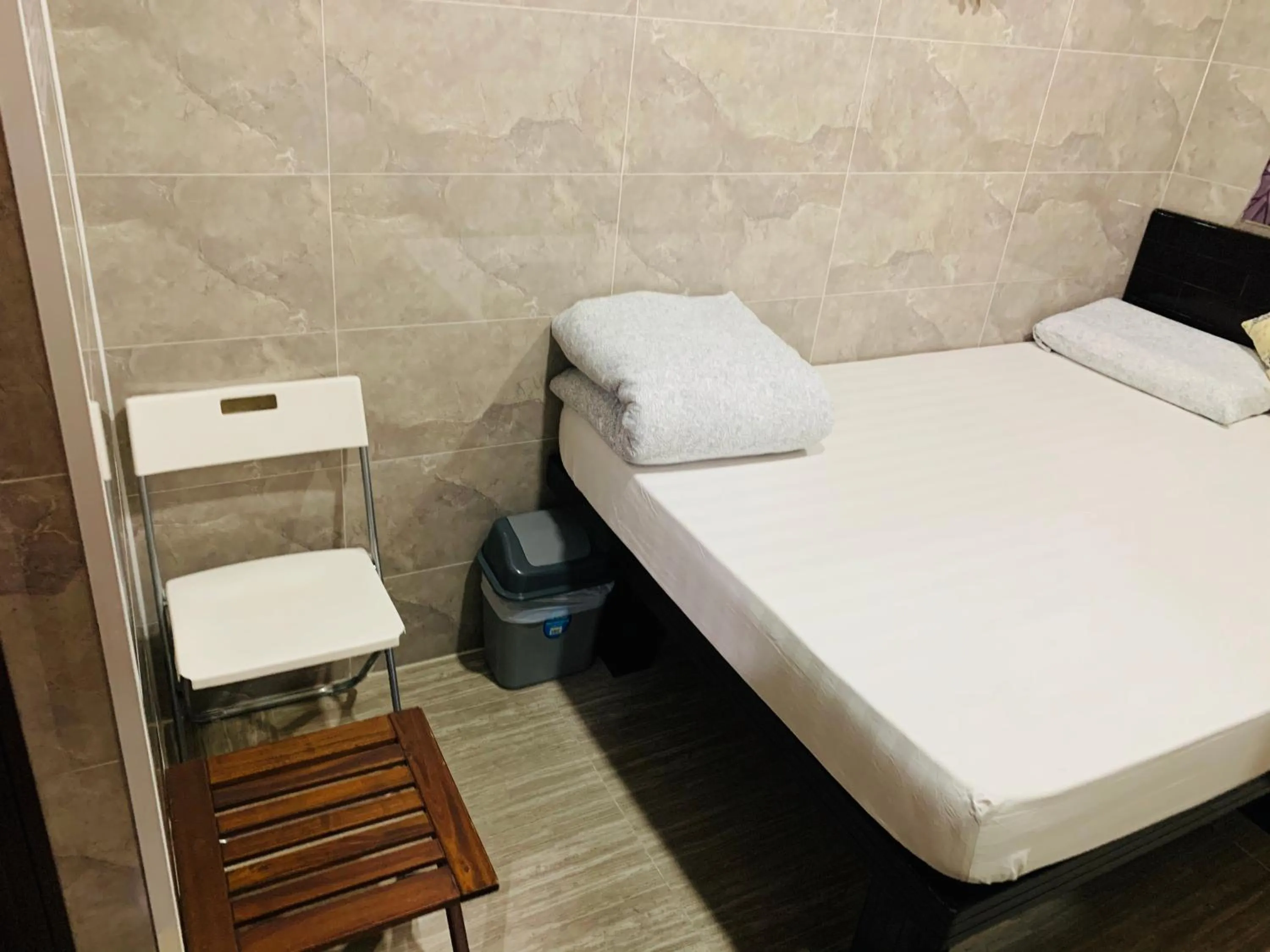 Photo of the whole room, Bed in Victoria Inn