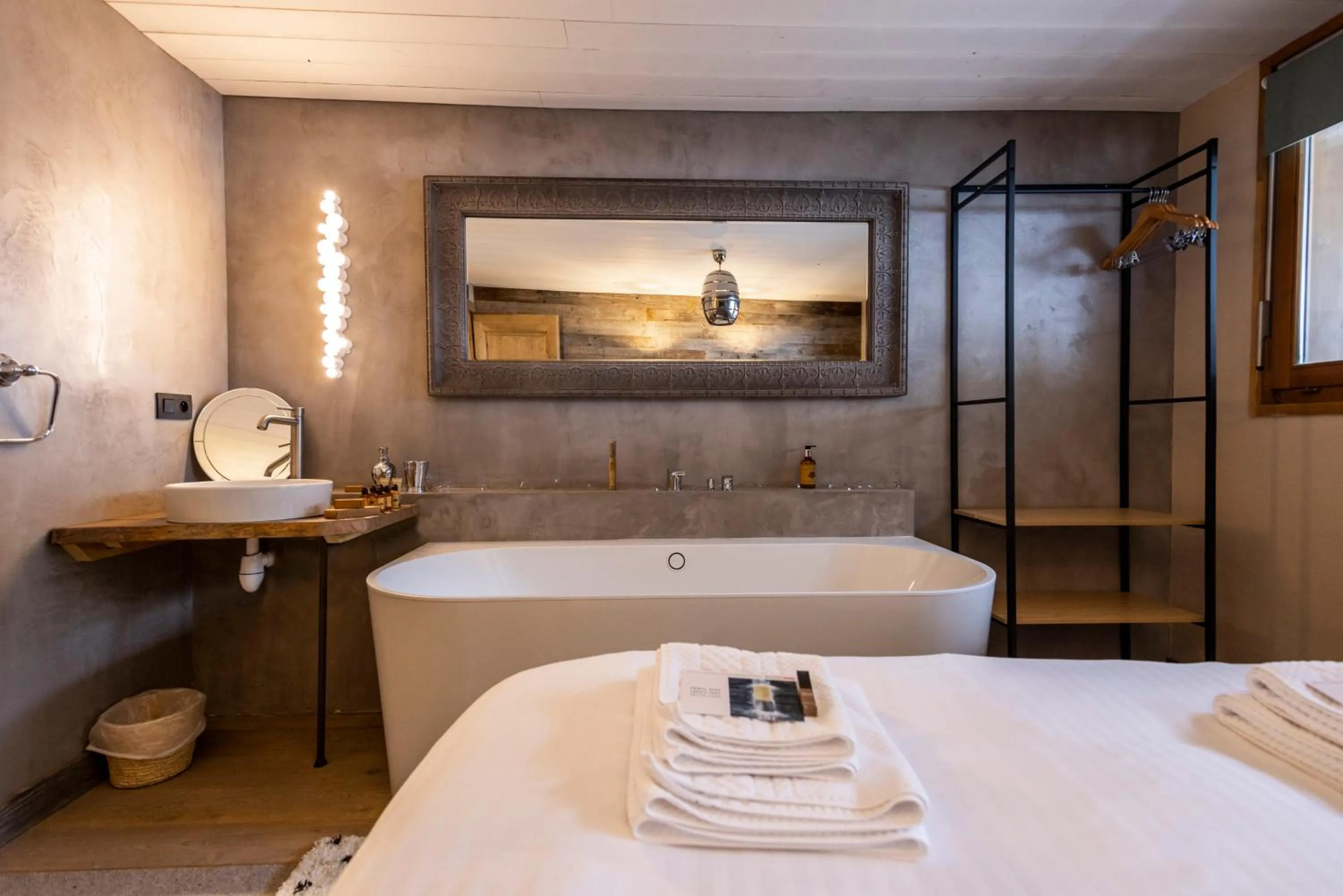 Bedroom, Bed in Hôtel et Chalet Au Coin Du Feu Chilly Powder