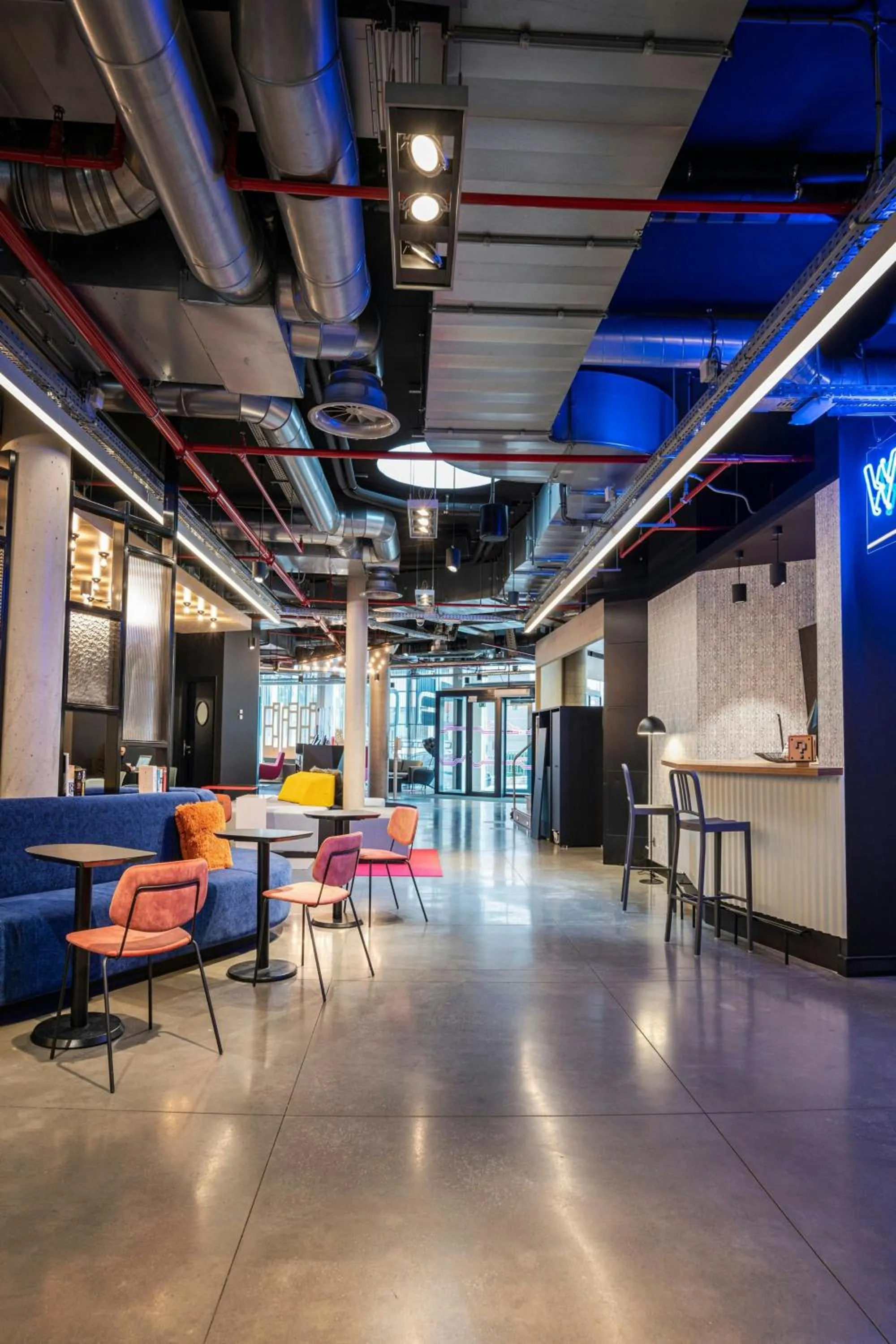 Lounge or bar in Aloft Brussels Schuman