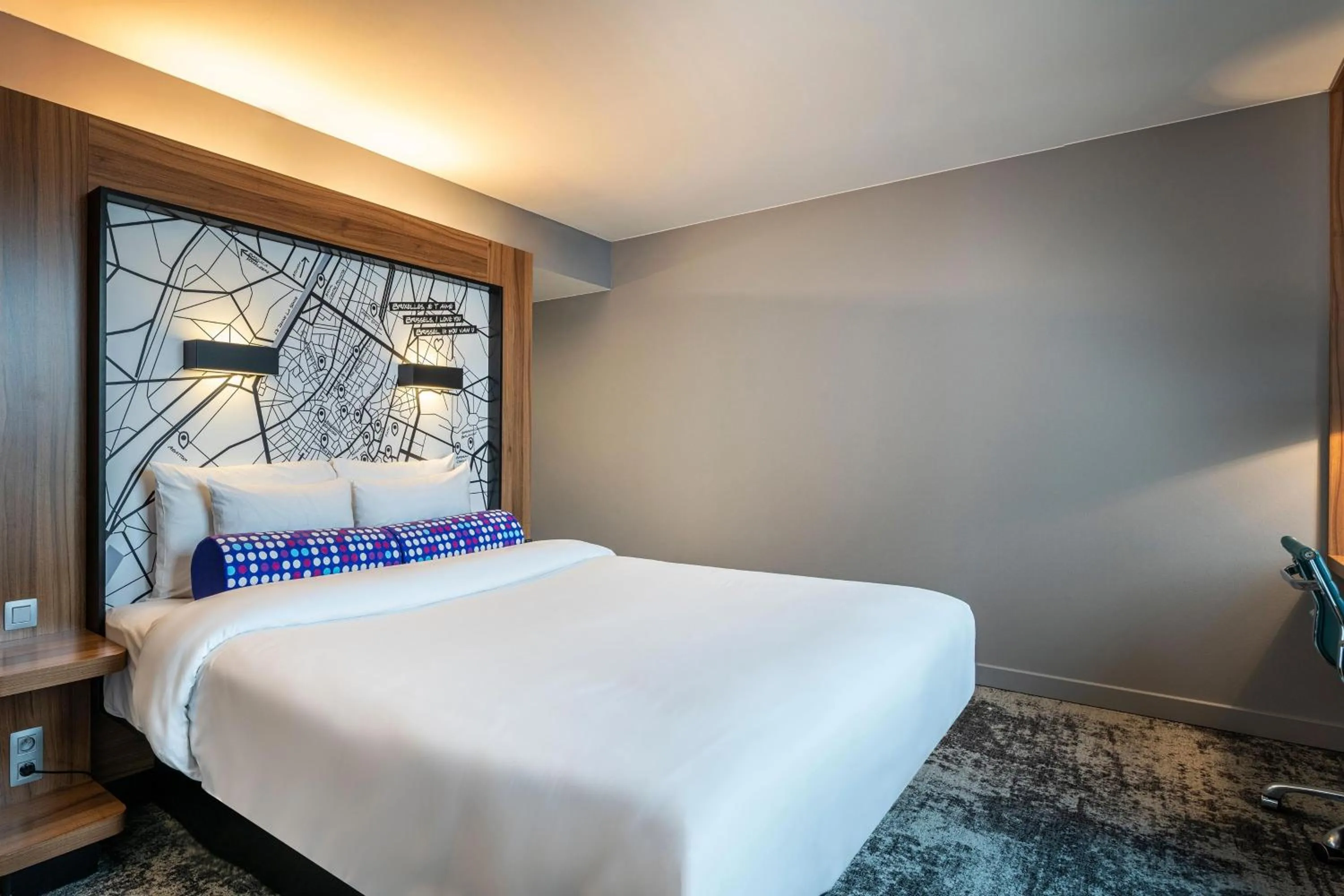 Photo of the whole room, Bed in Aloft Brussels Schuman