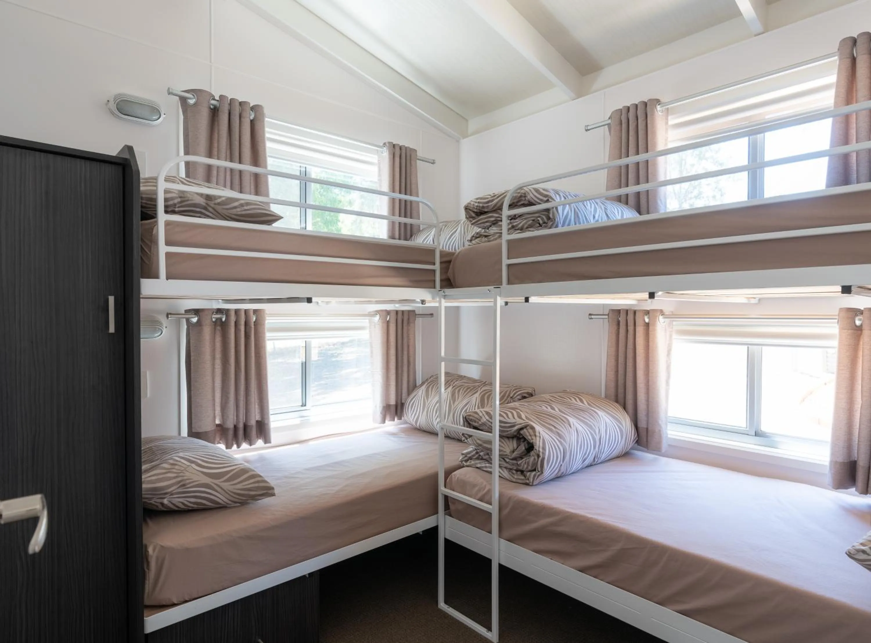 Photo of the whole room, Bed in BIG4 Castlemaine Gardens