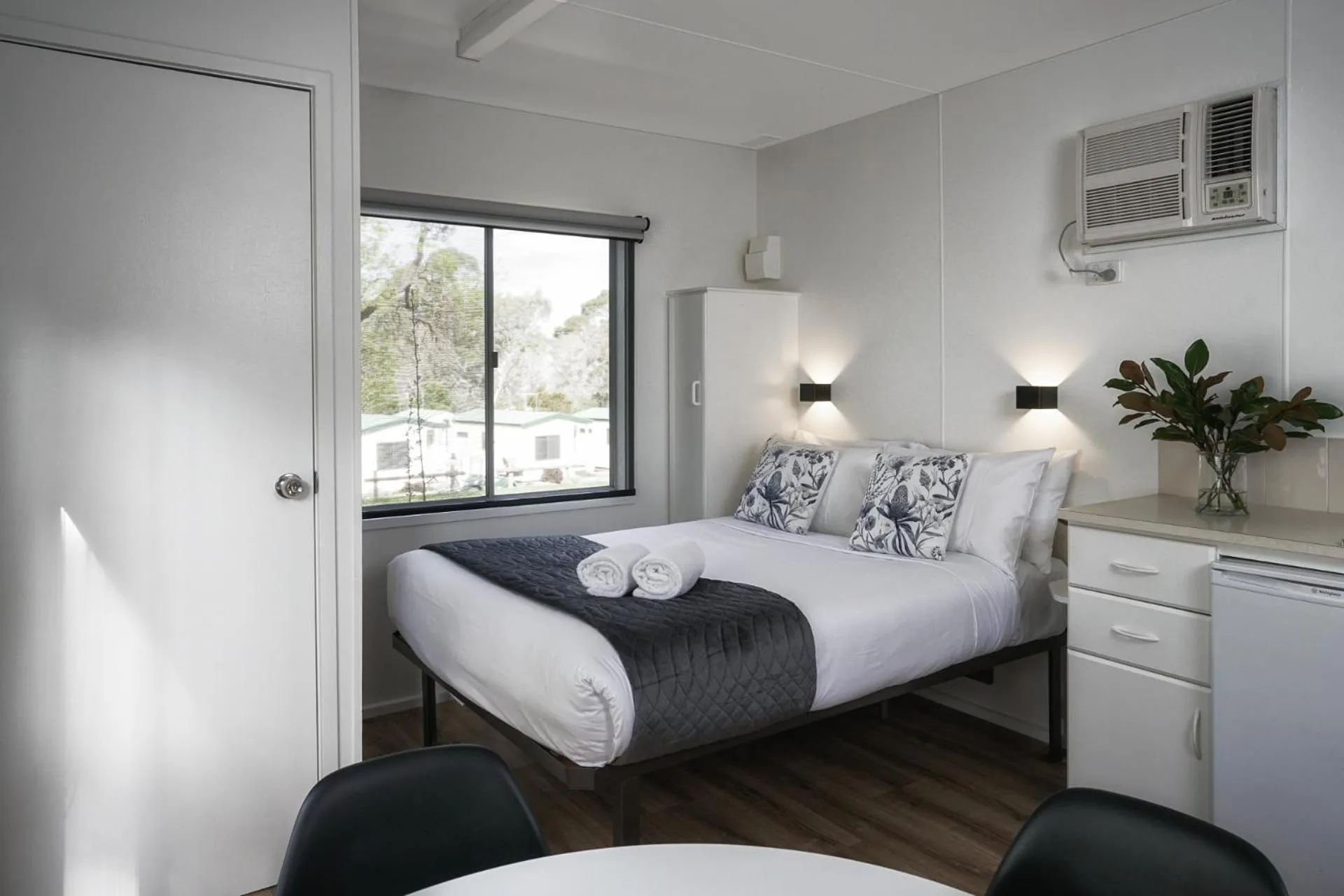 Photo of the whole room, Bed in BIG4 Castlemaine Gardens