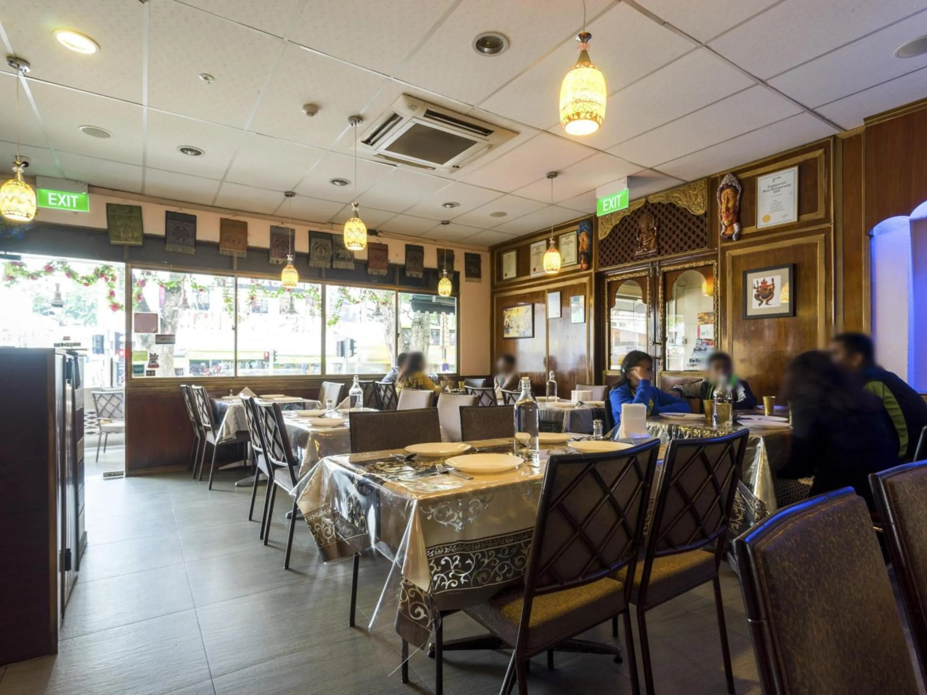 Restaurant/places to eat in L Hotel at Broadway