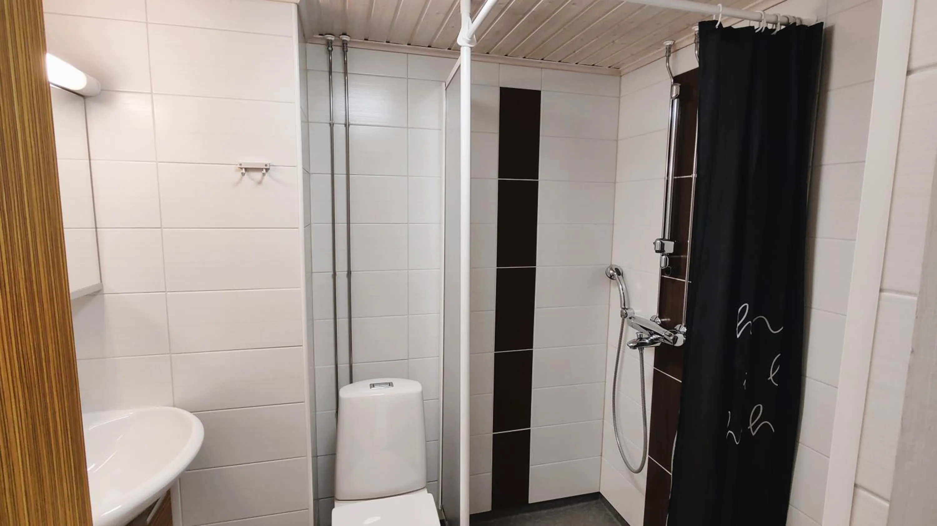 Shower in Summer Hotel Vuorilinna