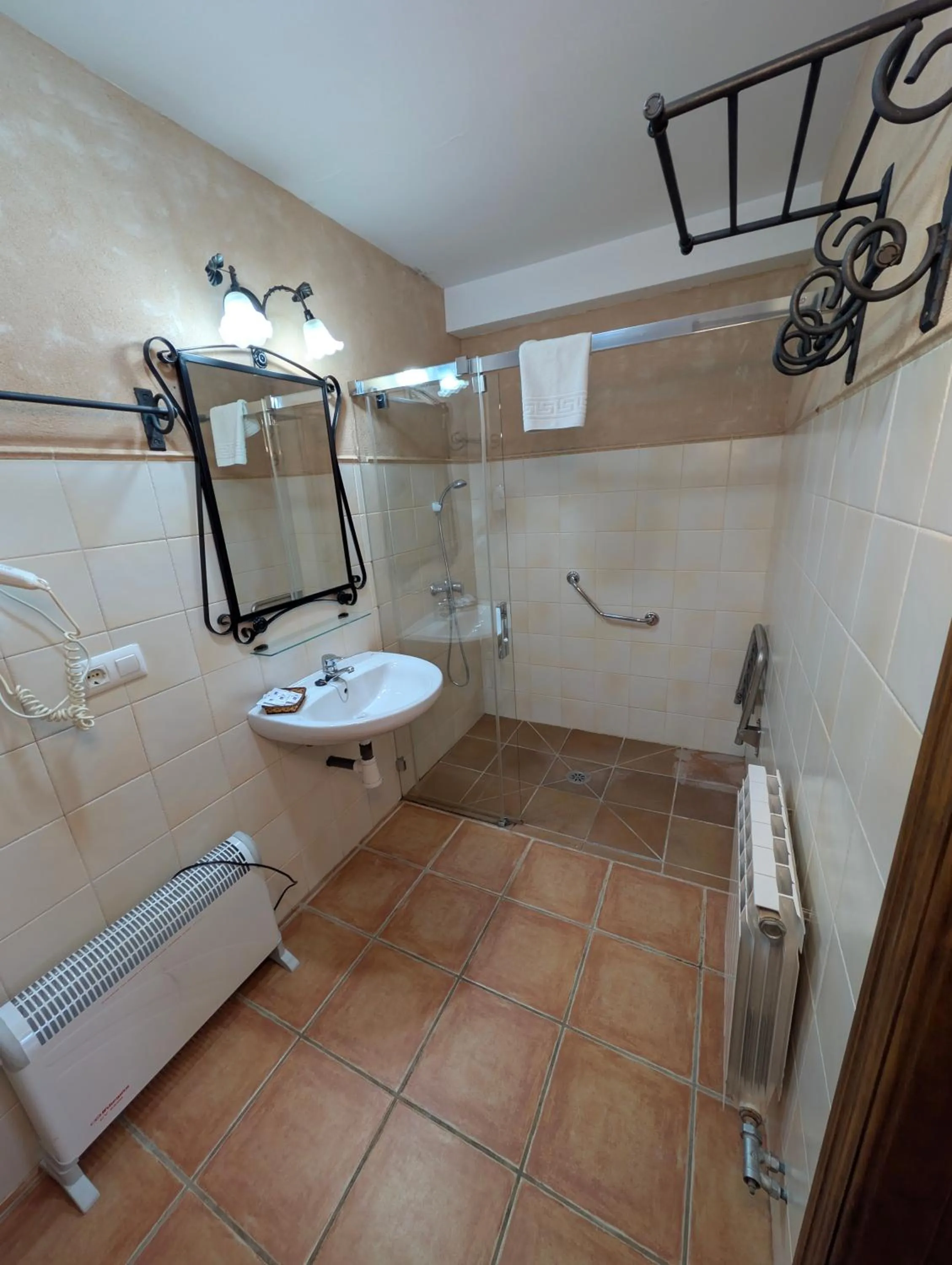 Shower in Apartamentos Valle del Guadalquivir