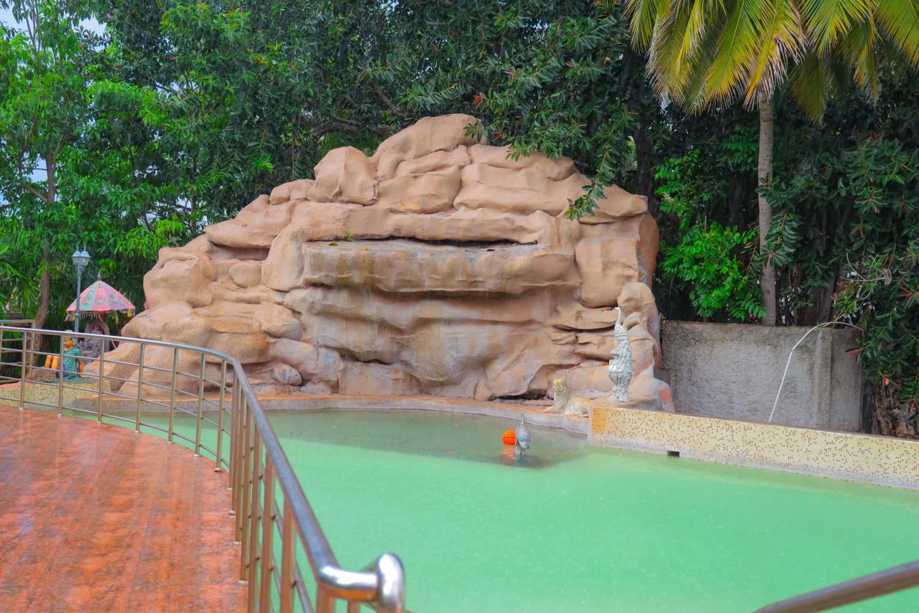 Swimming pool in Mount Retreat Resorts - Madurai